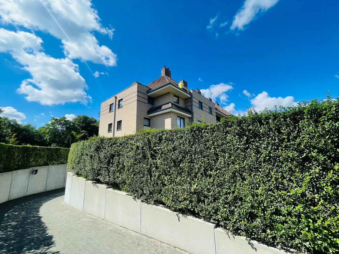 Brugge Sint-Michiels , ruime garagebox te koop in net gebouw. foto 7