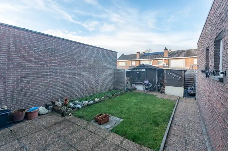 Rustig gelegen, ruime woning met 4 slaapkamers, tuin en garage. (ENERGIELABEL C) foto 5