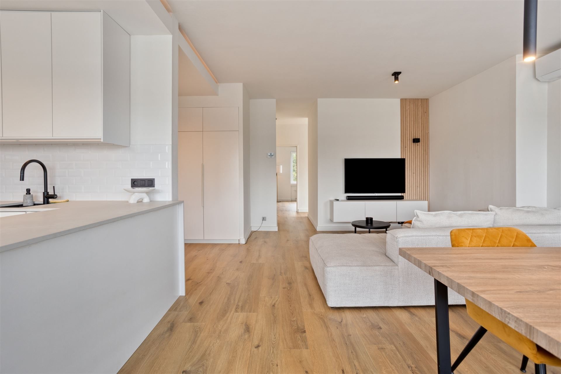 Volledig Gerenoveerd appartement met 3 Slaapkamers en terras foto 6