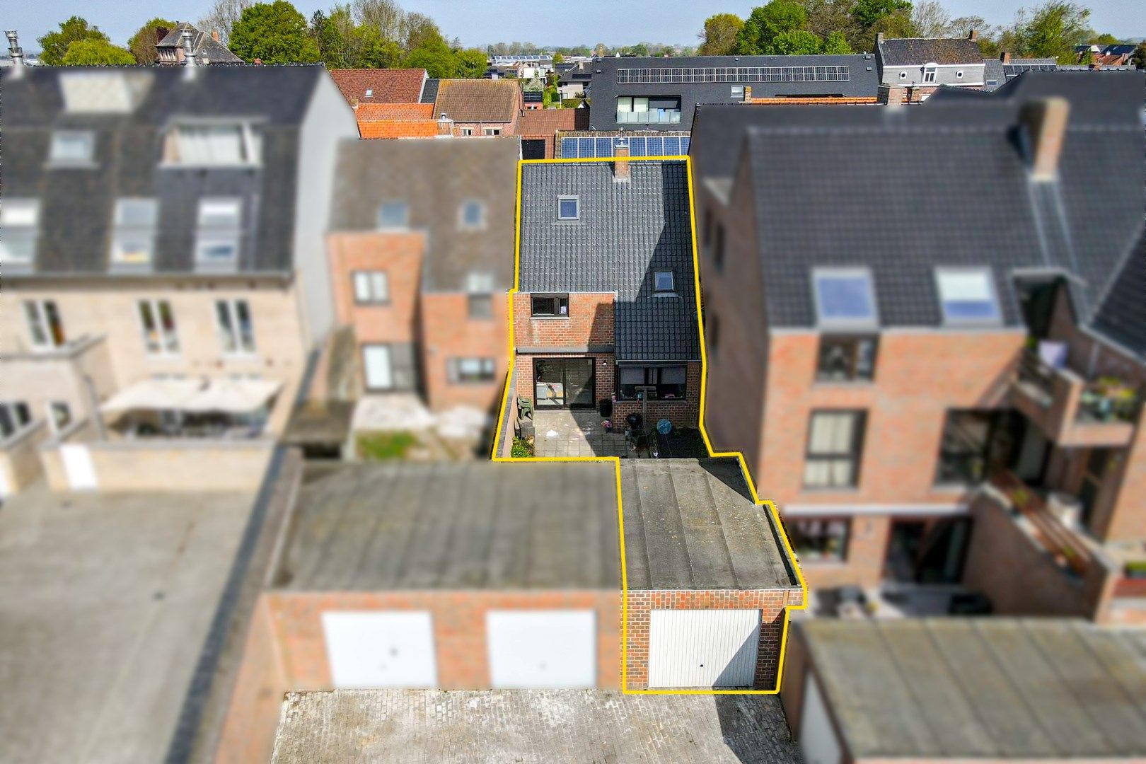 Hoofdfoto van de publicatie: Gezinswoning met drie slaapkamers en garage in centrum Koekelare