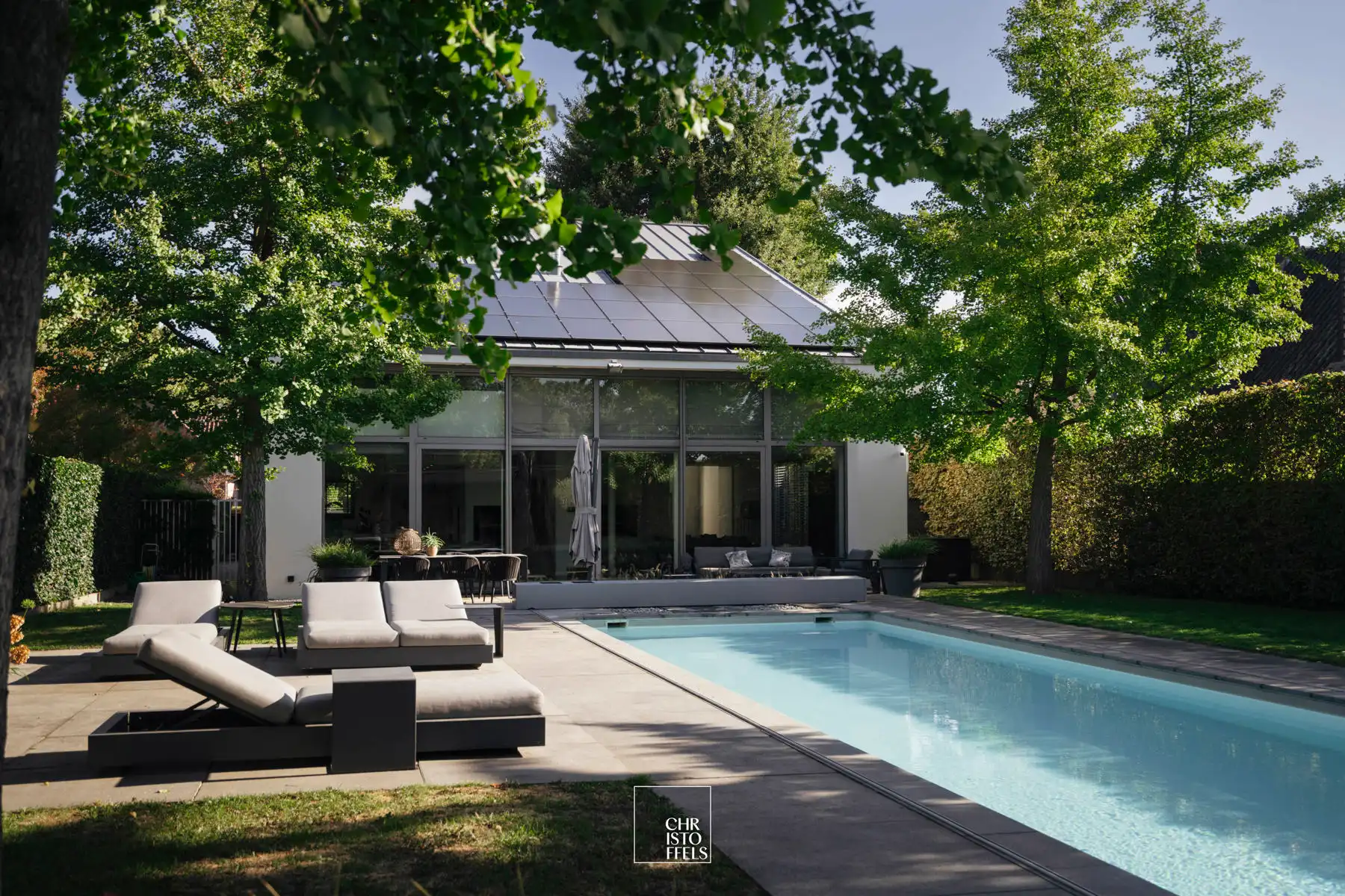 Moderne villa (374 m²) met zwembad en poolhouse op perceel van 1.039 m² foto {{pictureIndex}}