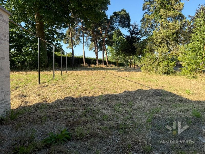 Ruime half open BEN-woning met 4 slaapkamers te bewonderen in het gezellige Kermt. foto 14