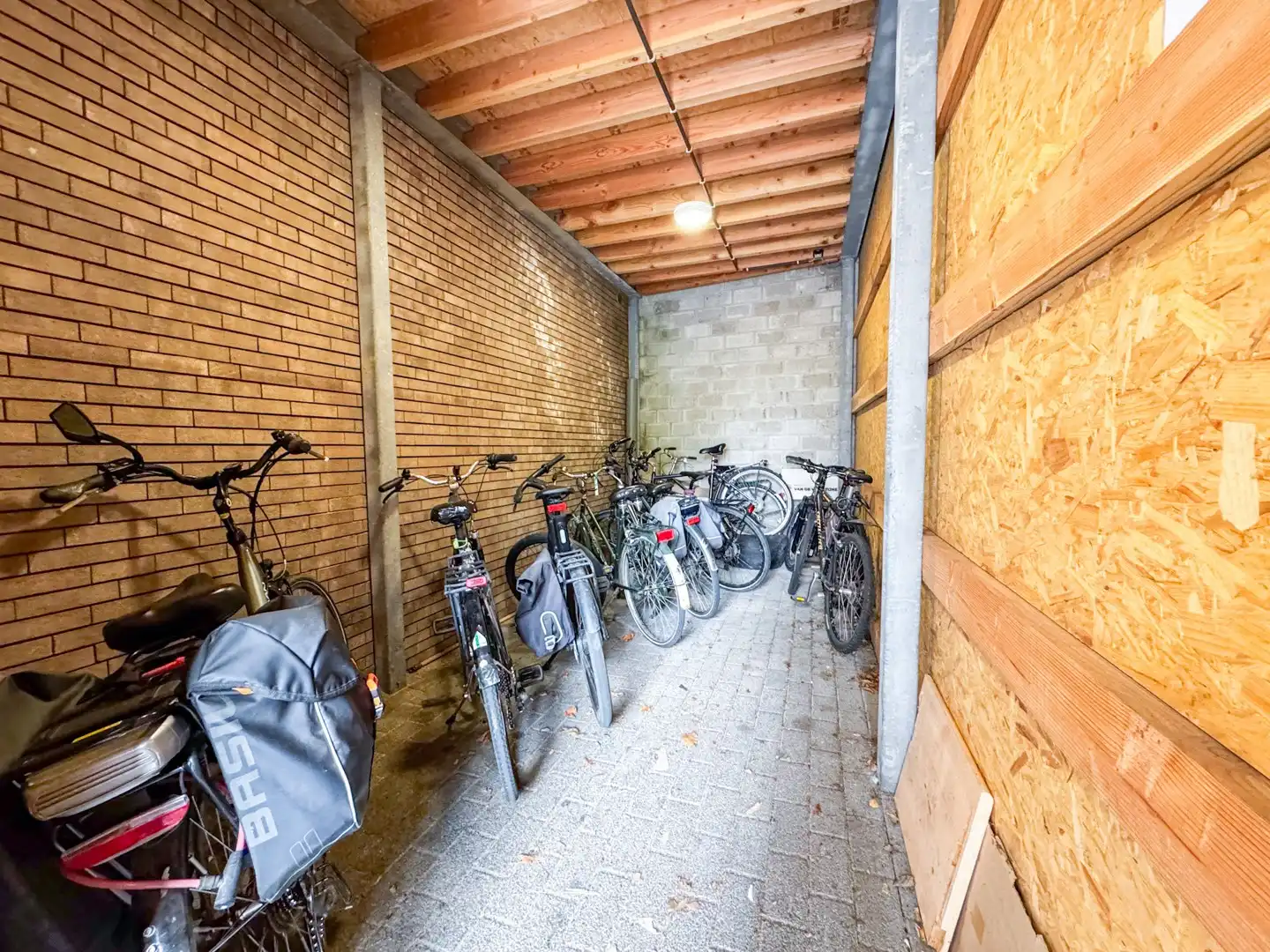 Mooi onderhouden en energiezuinig appartement in centrum Knesselare foto 16