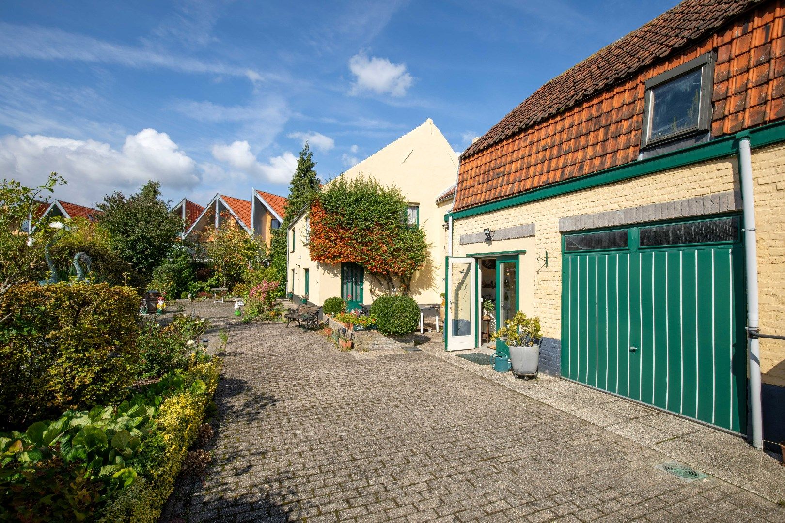 Uniek! Te vernieuwen half open tot open woning met leuke tuin in super hartje Brugge! foto 3