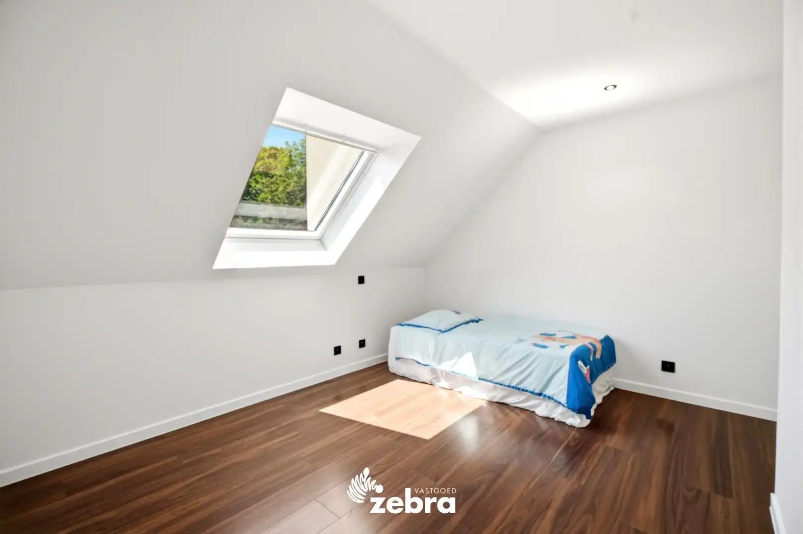 Stijlvolle woning met garage en achterliggende uitweg! foto 15