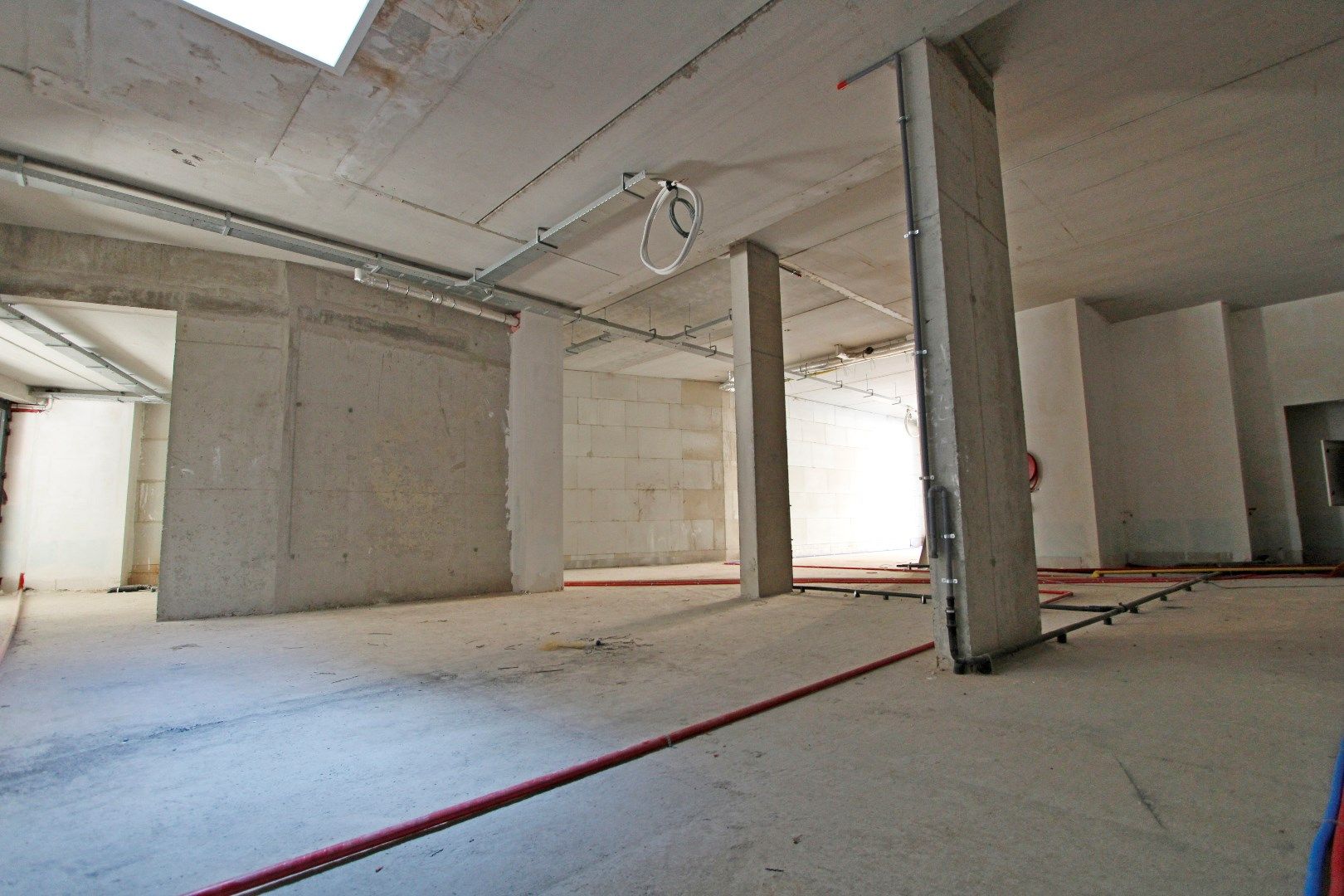 Multifunctionele ruimte omgeving Heldentorens Heist te huur (239m²) met laadkade foto 2