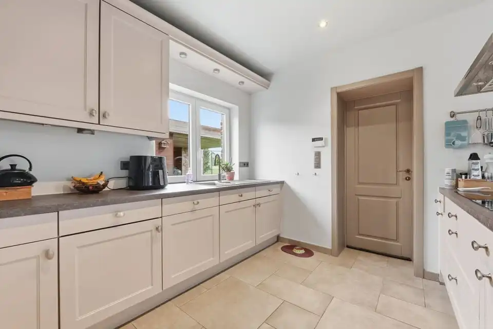 KNAP GERENOVEERDE GEZINSWONING MET 3 SLKS, TUIN EN CARPORT IN JEUK foto 12