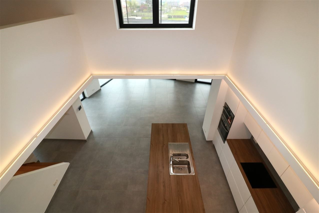 Architecturaal plaatje met 4 slpk., garage en riant terras foto 23