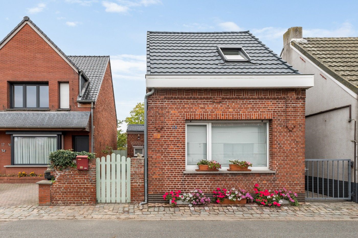 Hoofdfoto van de publicatie: Super charmante, halfopen starterswoning met 2 slpk. en toffe tuin