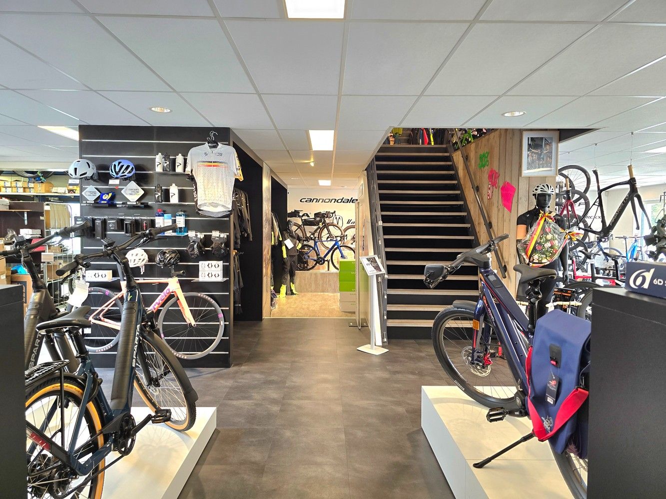 TE KOOP: WINKEL / TOONZAAL 386 m² met ruime woonst ( momenteel "FIETSEN GAETHOFS" ) – ideale investering op toplocatie! foto 6