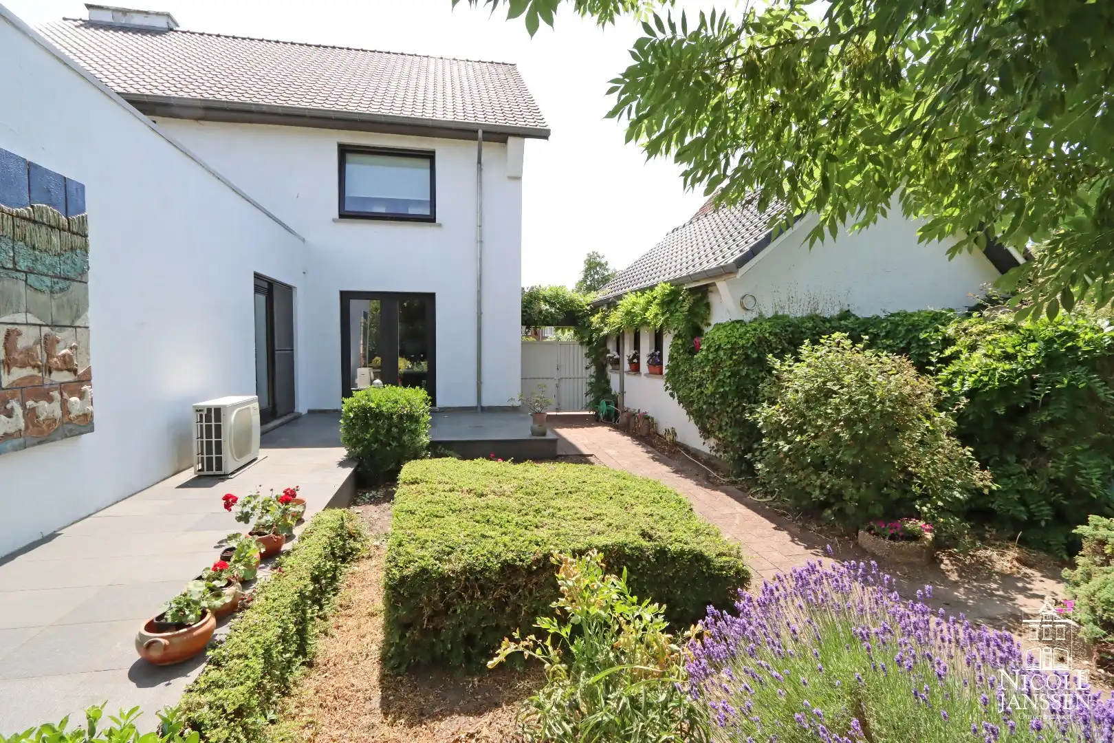 Verrassend ruime gezinswoning met prachtige diepe tuin foto 28