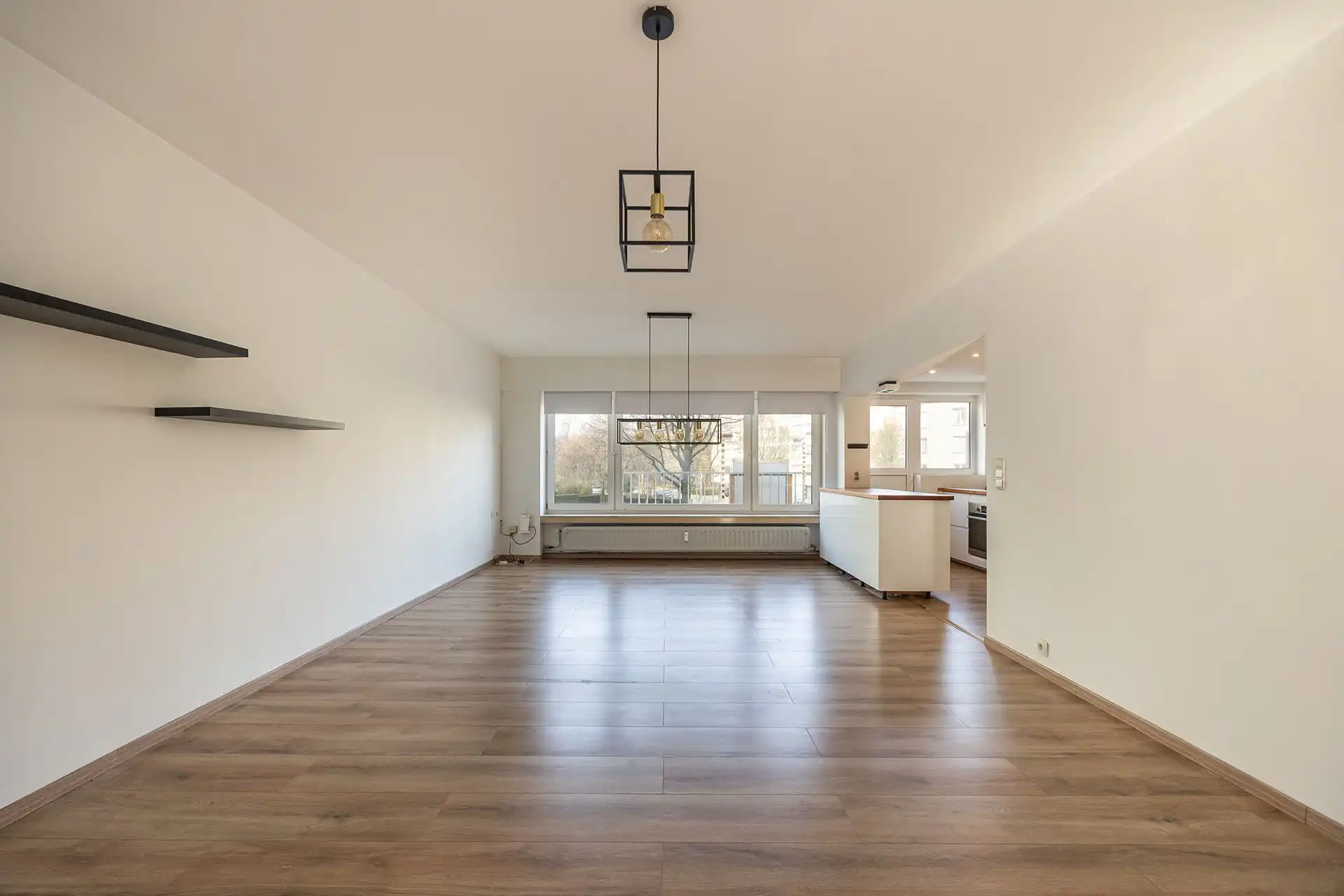 Instapklaar, lichtrijk appartement met terras en staanplaats foto {{pictureIndex}}