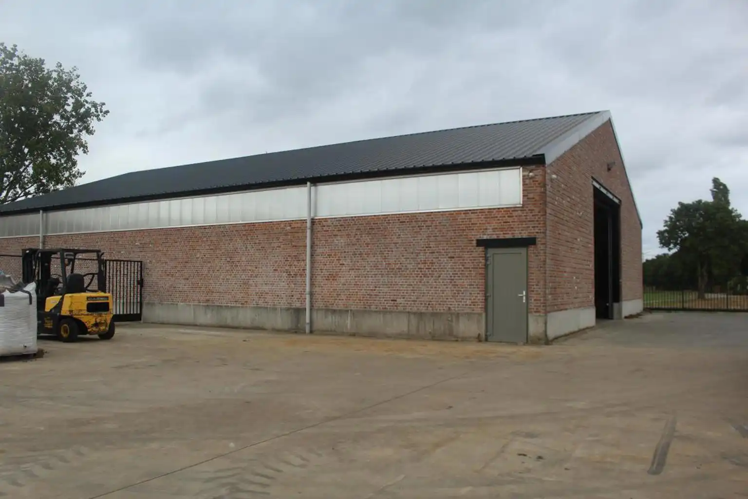 Opslagloods met buitenplein foto 8