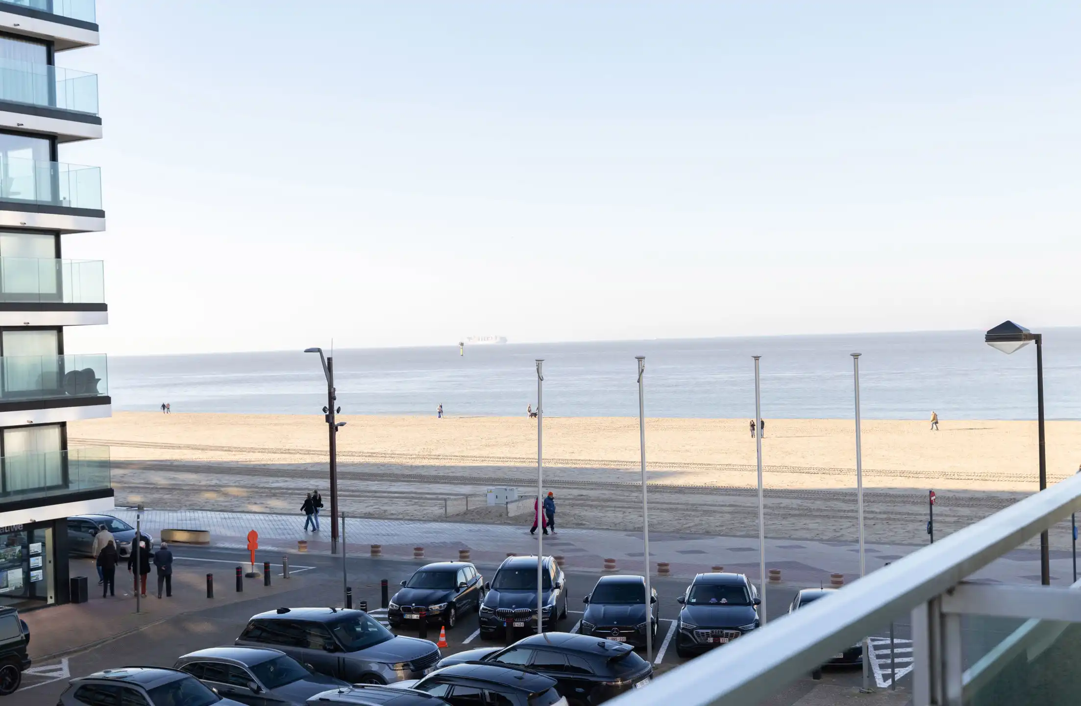 Gerenoveerd luxe appartement aan de zeedijk te Knokke-Heist foto {{pictureIndex}}