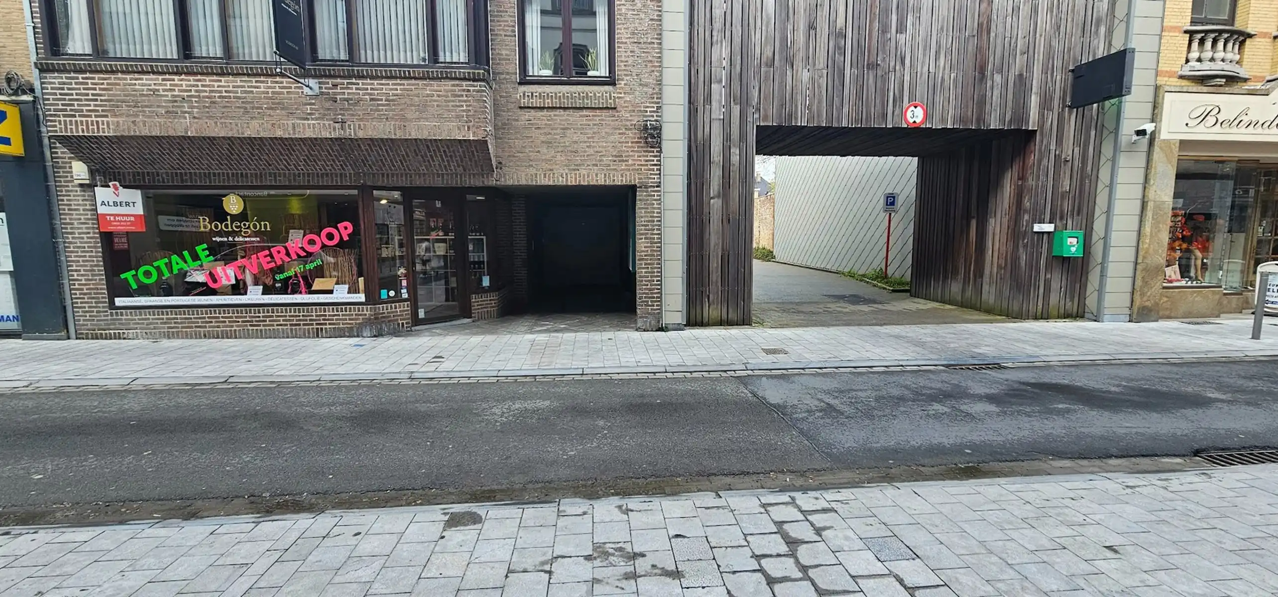 Open top instapklare winkelruimte te huur in Izegem centrum foto {{pictureIndex}}
