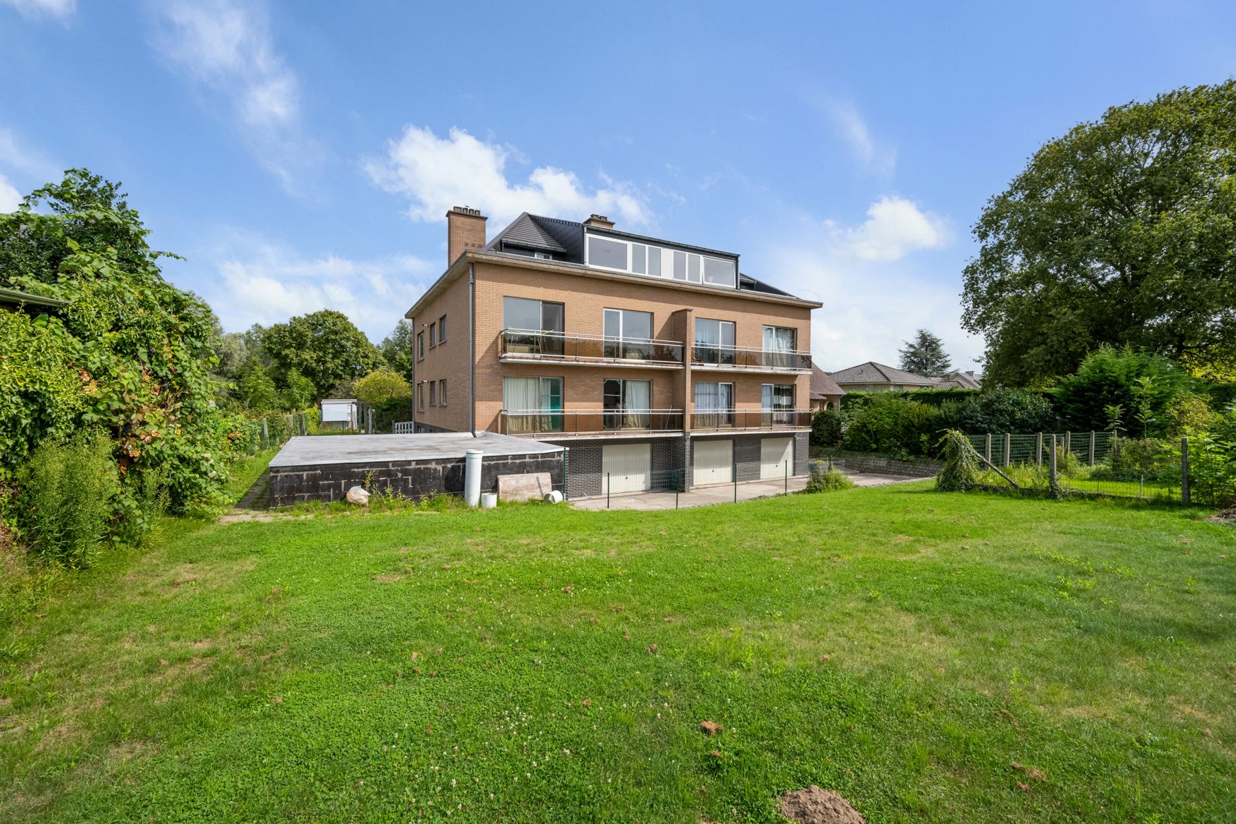 Appartement met 2 slpk een terras en garage met berging foto {{pictureIndex}}