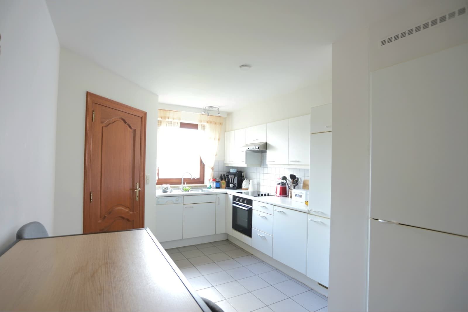 Appartement met 3 slaapkamers & lichtrijke woonkamer in centrum Genk foto 9