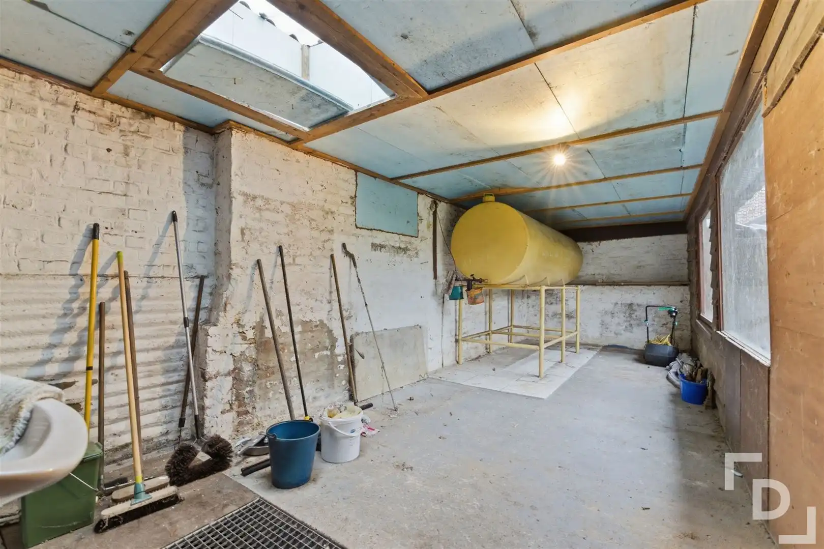 Ruime, te renoveren woning met inpandige garage te koop in centrum Watou foto 19