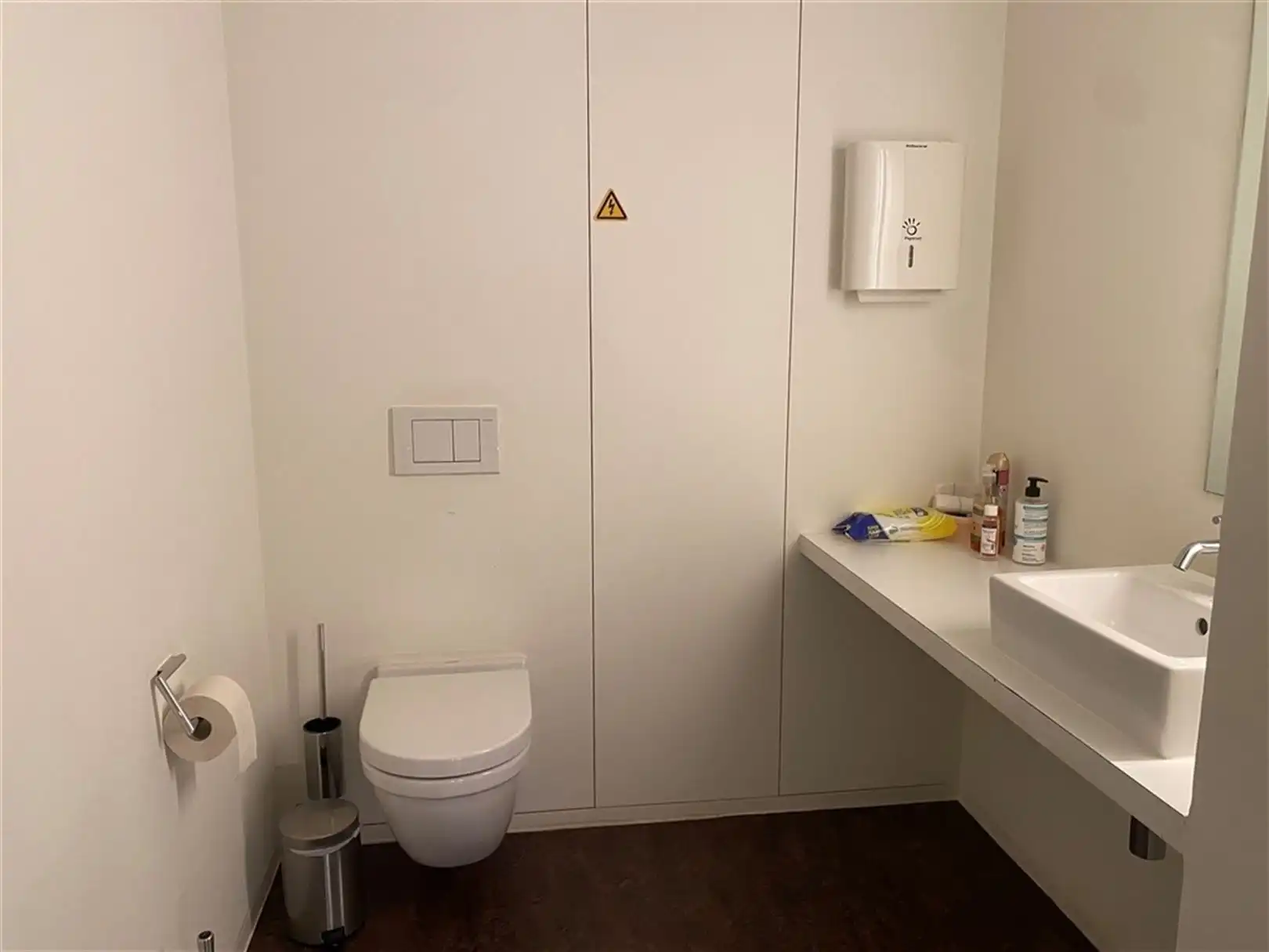 Gerenoveerd kantoor op commerciële zichtlocatie bij Zuidpark foto 12