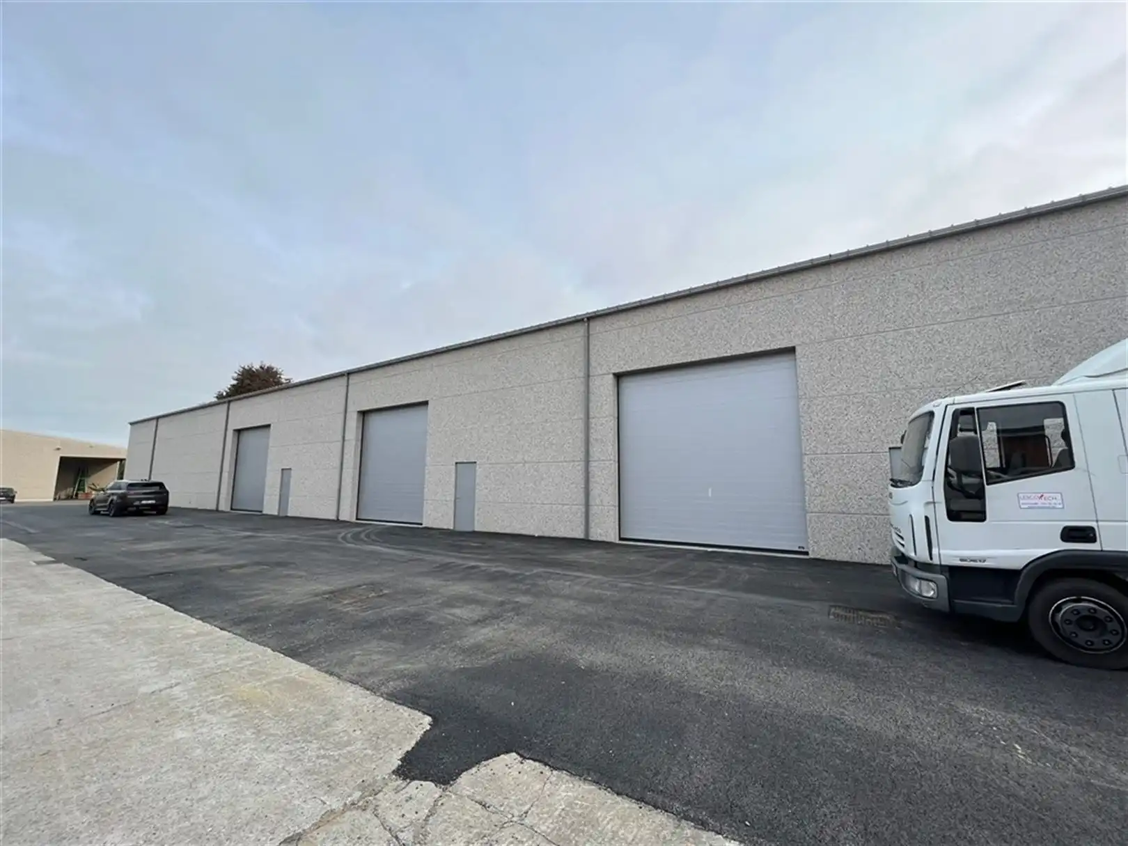 Nieuwbouw KMO units langs de E40 foto 4