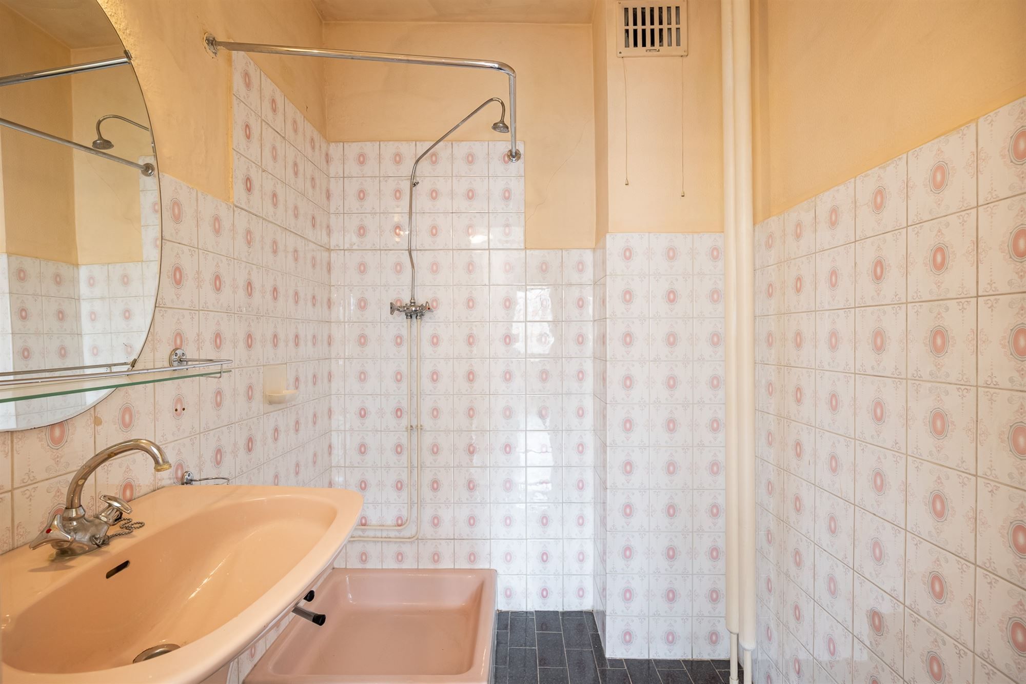 Te renoveren appartement met twee slaapkamers en terras foto 15