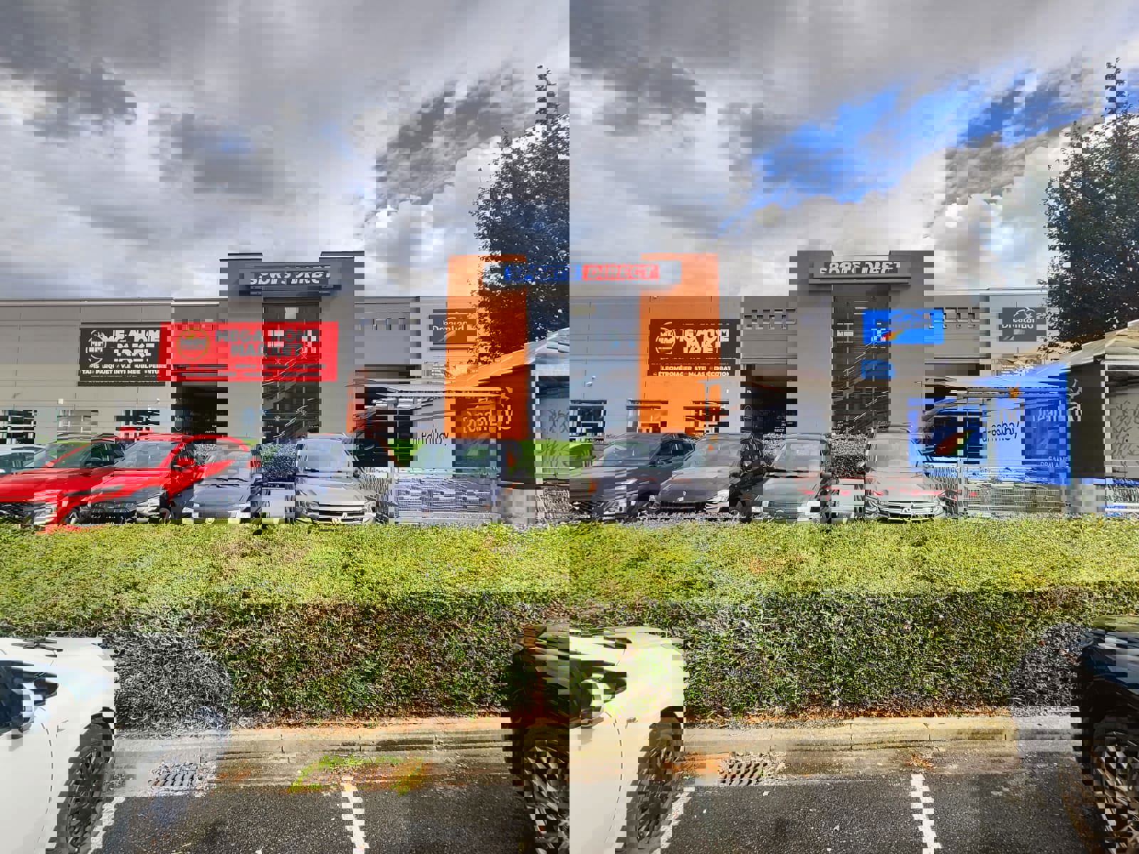 Handelspand 2.500 m² te huur Jemappe met parking foto 3