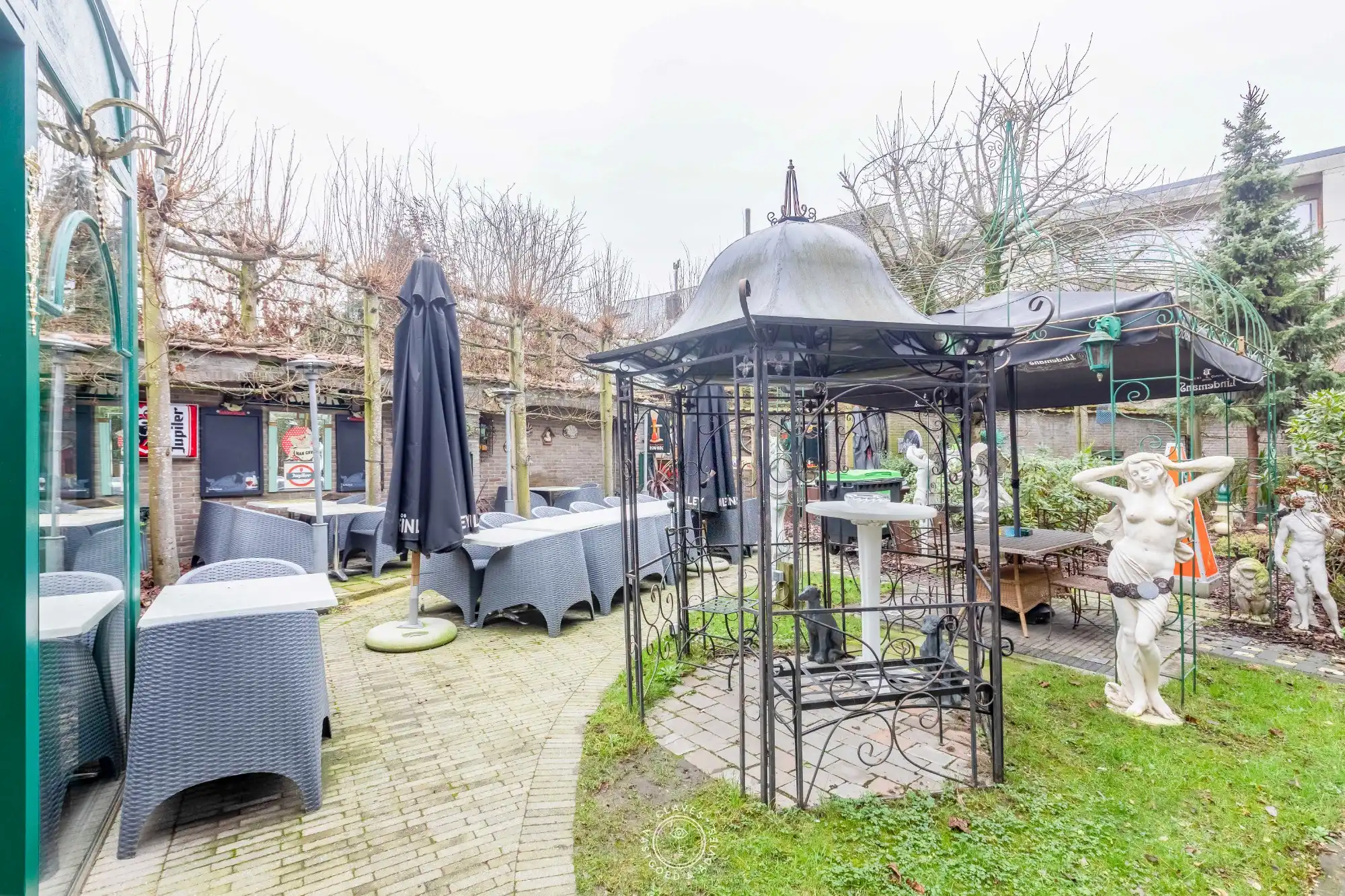 Handelspand met zeer ruim terras in 't Binnenhof foto 7