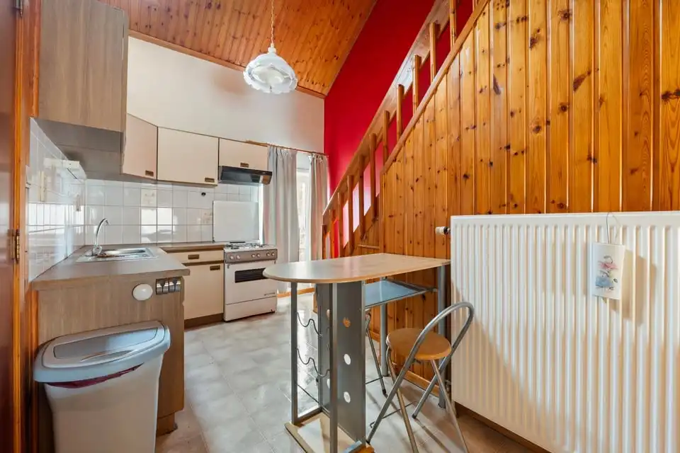 Ruime renovatiewoning met veel potentieel foto 36