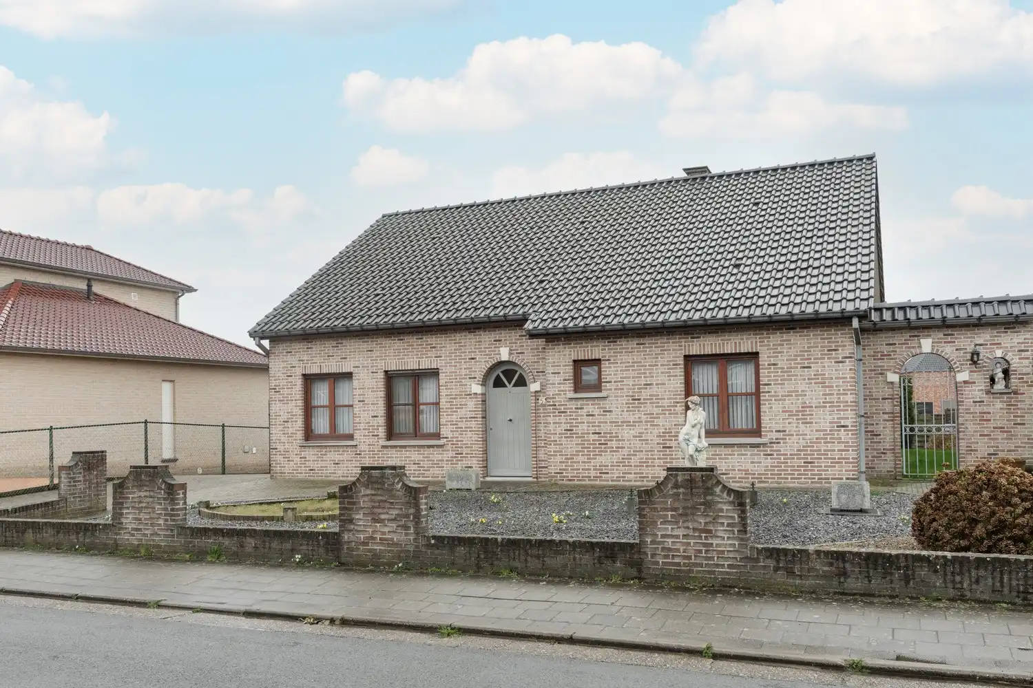 Mooie vrijstaande woning te koop vlakbij het centrum met 4 slaapkamers rustig gelegen op 10a10ca. foto 3