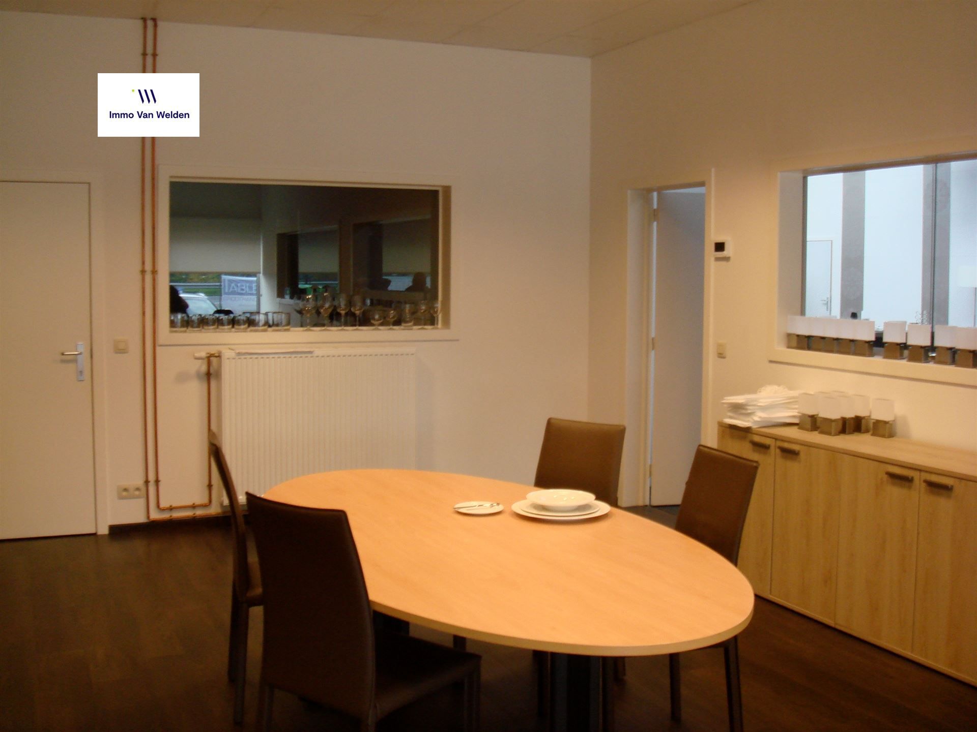 Bedrijfsgebouw langsheen N60 te Oudenaarde foto {{pictureIndex}}