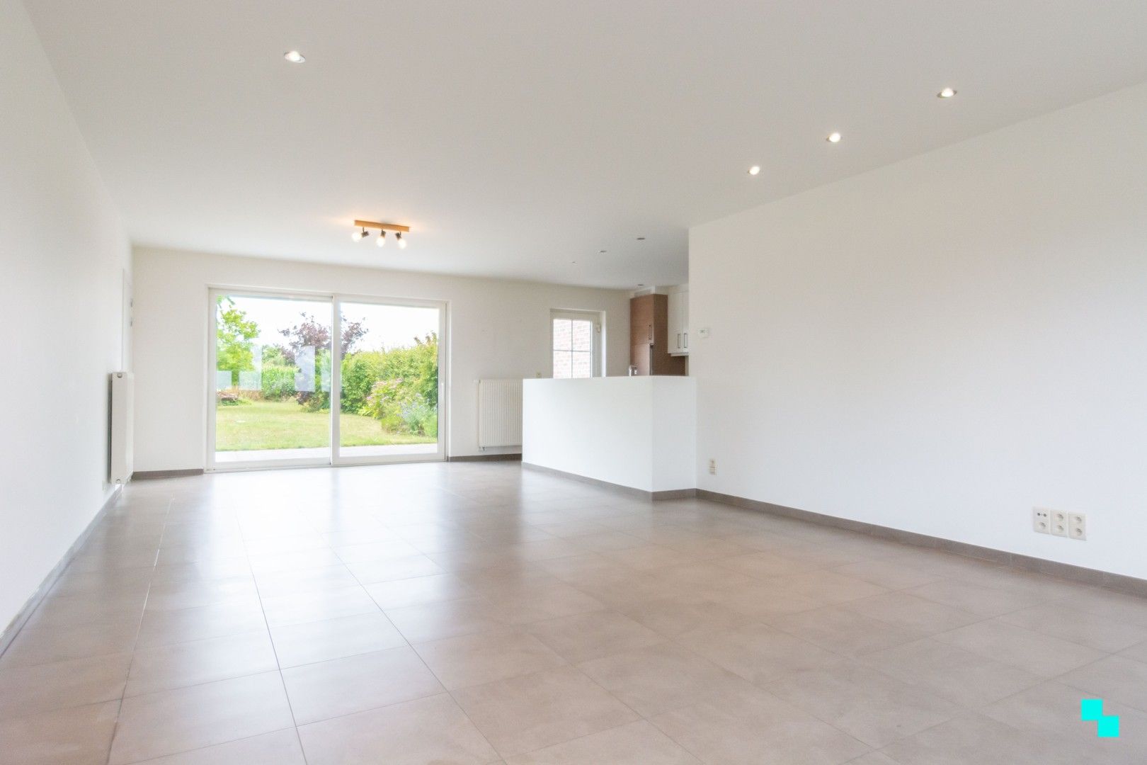 Hoogwaardige afgewerkte woning met tuin foto 2