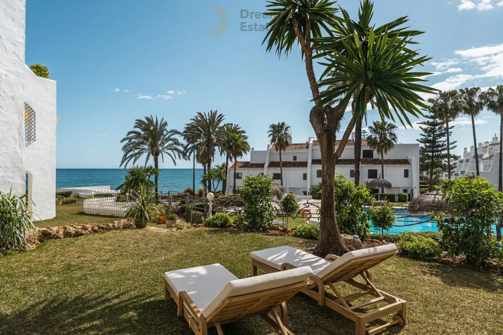 Verfijnd appartement aan het strand van de Golden Mile te Marbella. foto {{pictureIndex}}