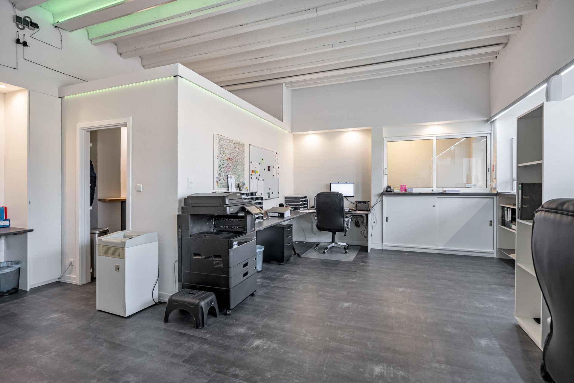 GEBOUW BESTAANDE UIT APP, 3 KANTOORVLOEREN & WERKPLAATS TE BILZEN. foto 23