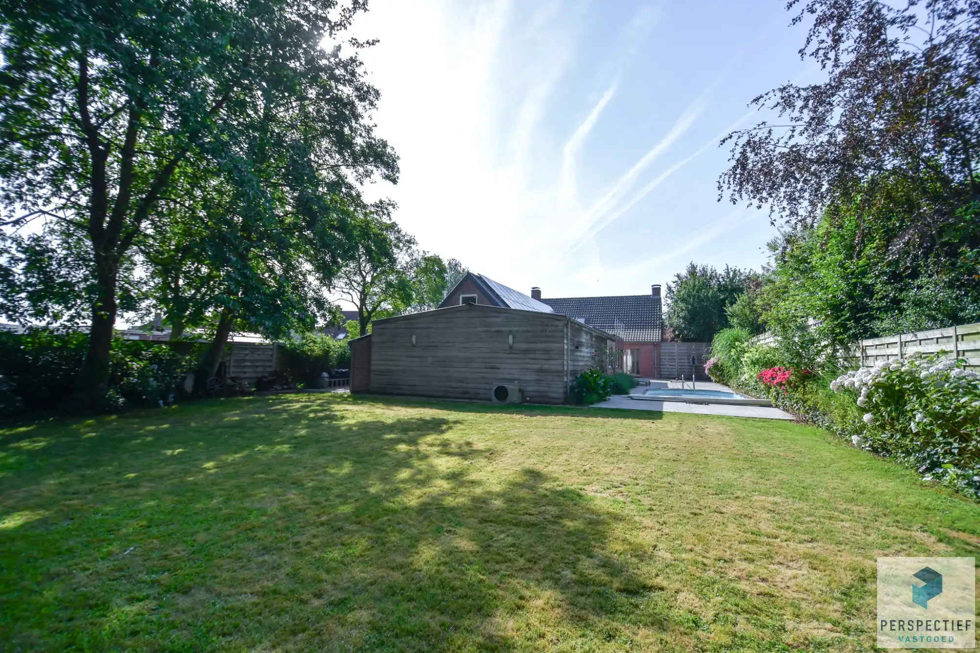 Rustig gelegen gezinswoning met garage en tuin met zwembad foto 3