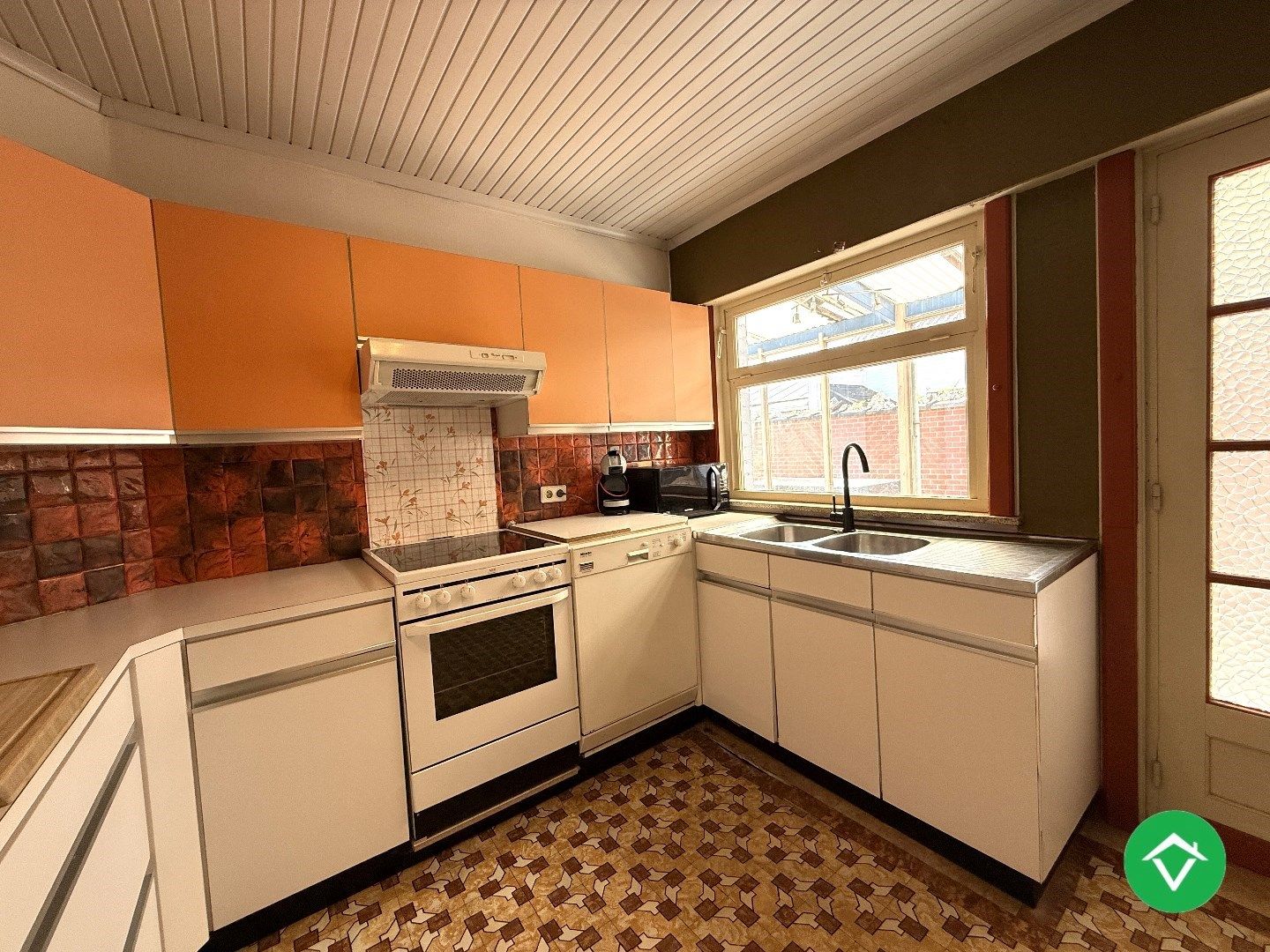 Charmante woning met twee slaapkamers, diepe tuin en ruime garage foto 8