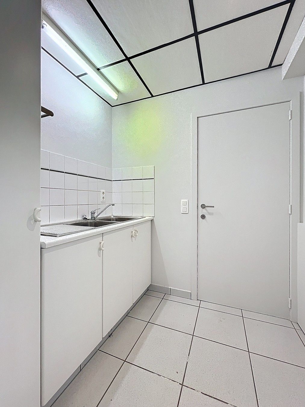 Prachtig HERENHUIS (met o.a. 5 slpk, garage en tuin), apart KANTOOR-gebouw en 630 m2 MAGAZIJNEN op zeer goede ligging te KORTRIJK ! foto 24