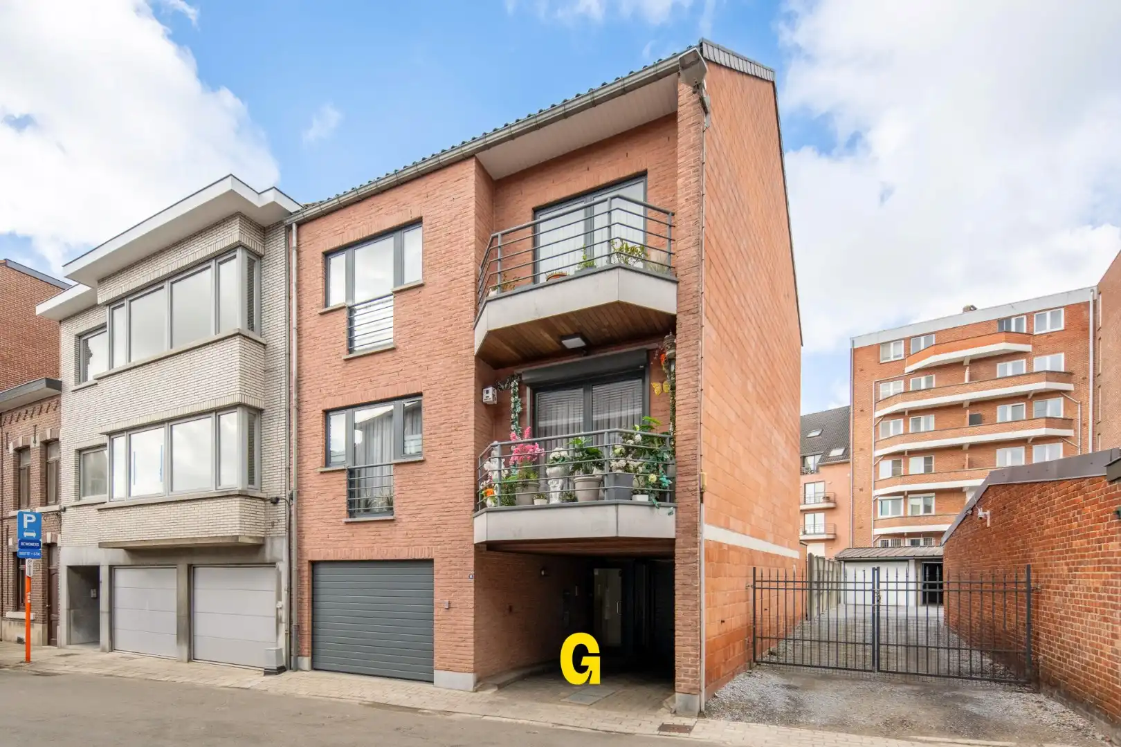 Netjes verzorgd duplex appartement met drie slaapkamers en standplaats op wandelafstand van de markt foto {{pictureIndex}}