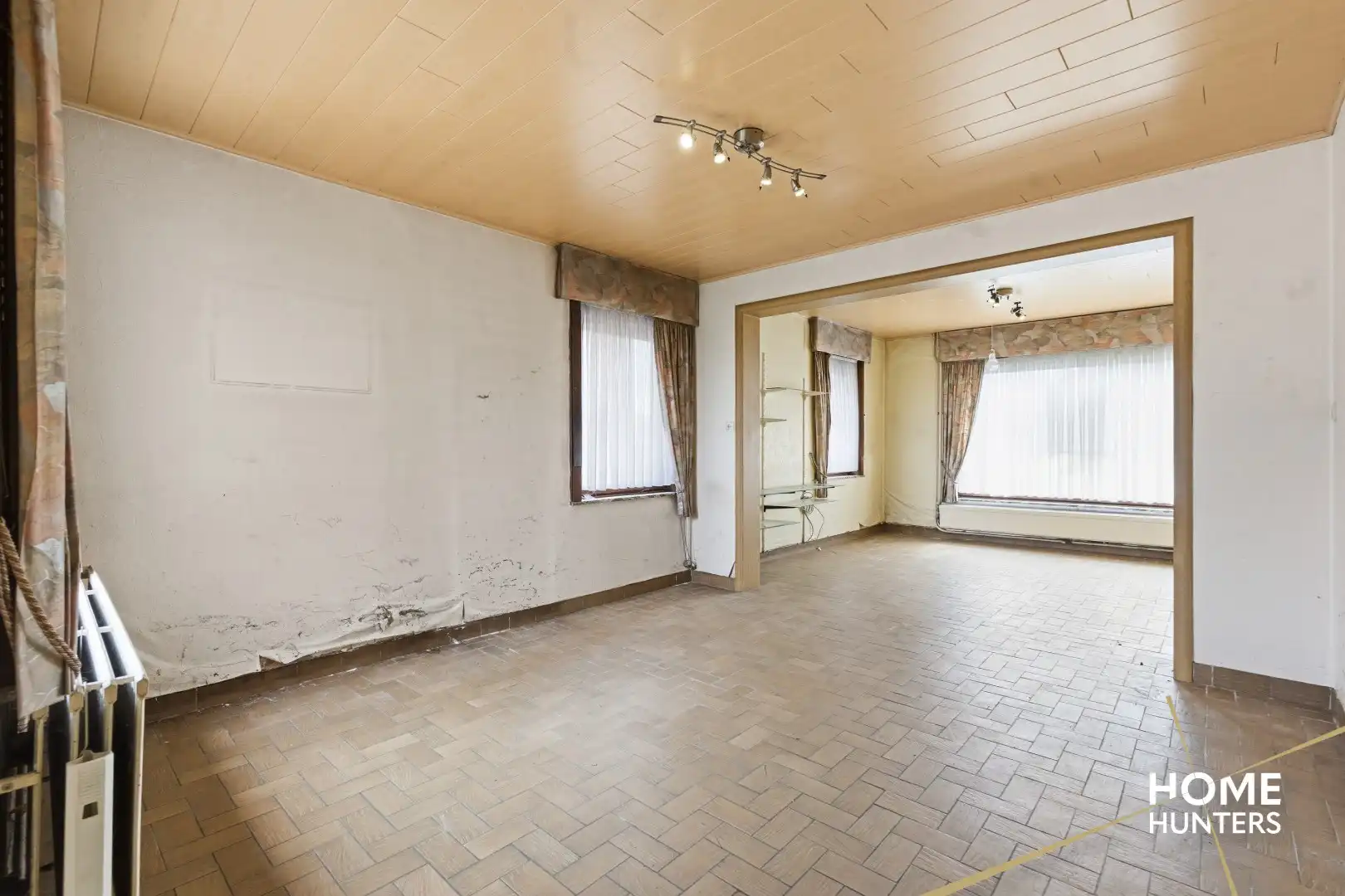 Halfopen te renoveren woning met 4 slaapkamers, ruime tuin en garage op gunstige locatie te Ieper foto 7