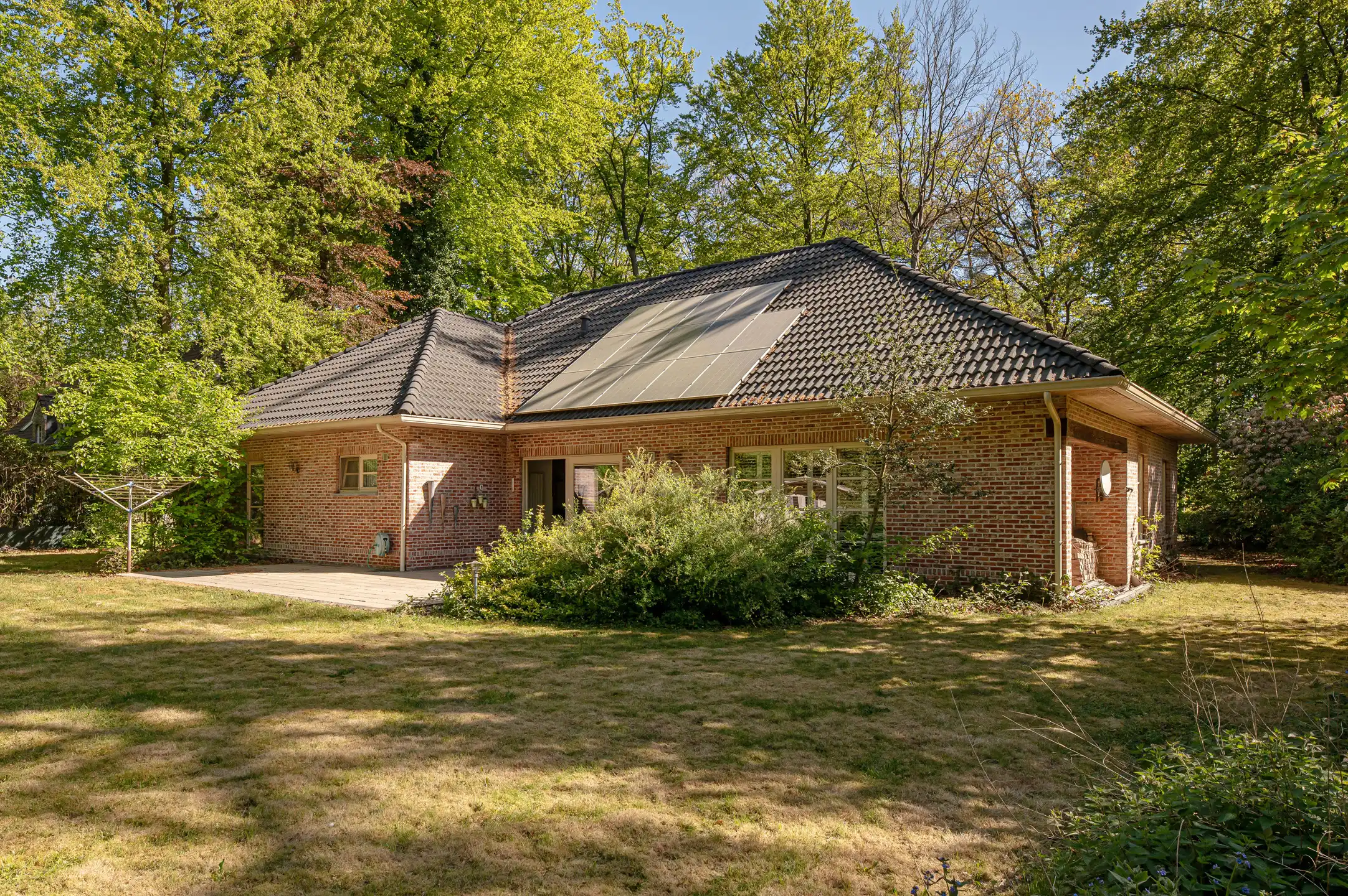 Vrijstaand en residentieel gelegen woning in groene oase met zonnige tuin. foto 26
