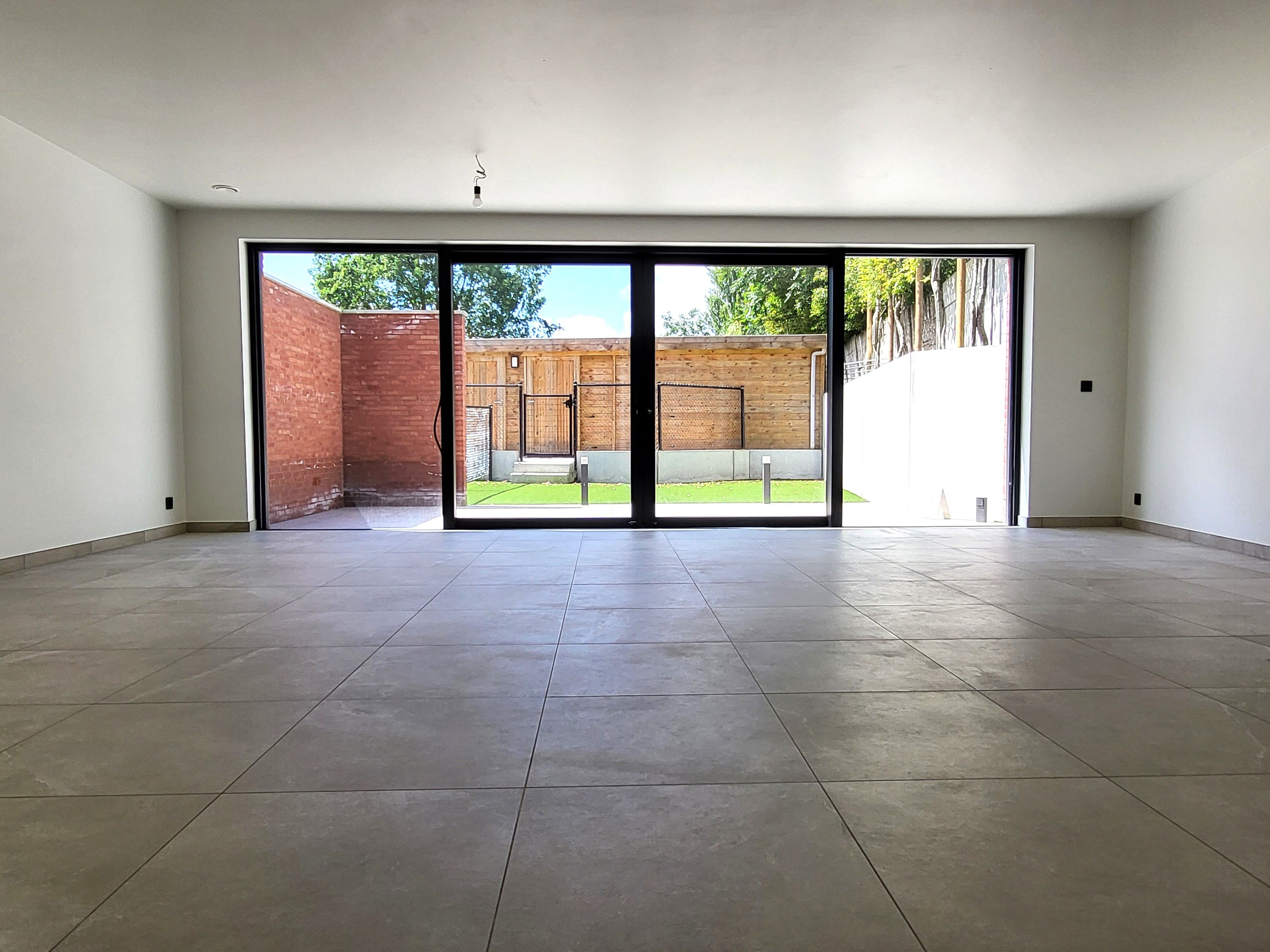 Prachtig nieuwbouwappartement gelegen op het gelijkvloers met ruim terras, tuin, carport en berging.  foto 11