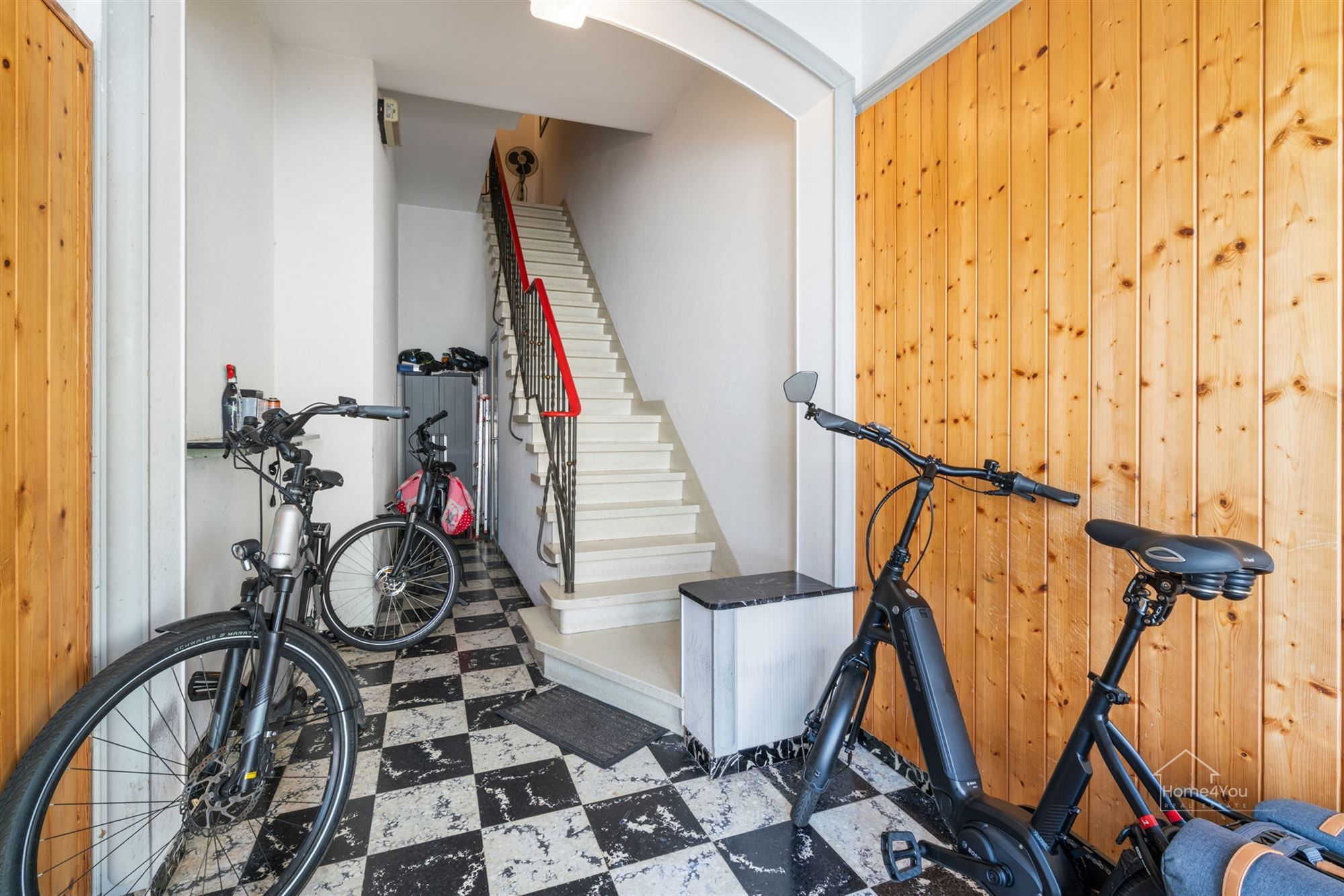 Ruim instapklaar appartement met groot Zuid-gericht terras! foto 19