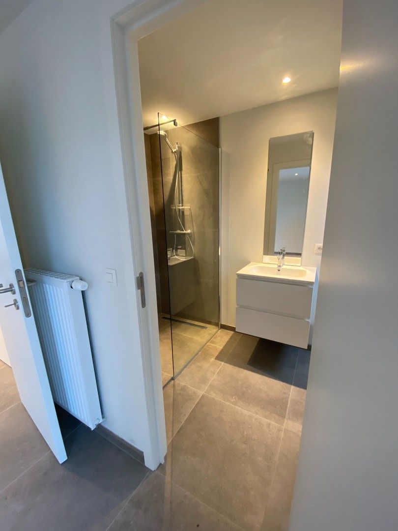 Modern dakappartement in loftstijl met terras – centrum Aarschot foto 4