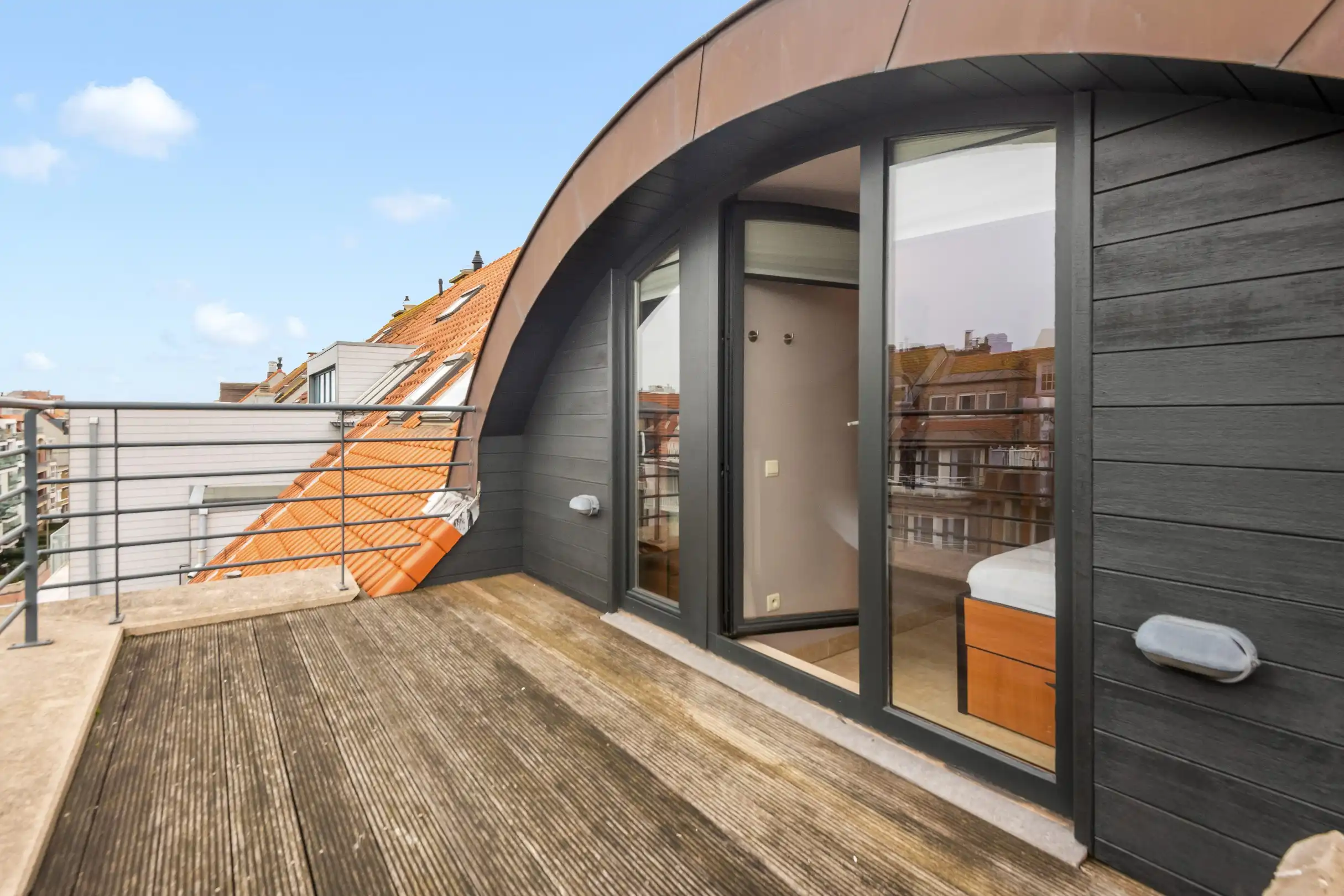 Duplexappartement met zuid-west oriëntatie gelegen vlakbij de Lippenslaan en de Zeedijk. Inpandige garagebox te koop foto 2