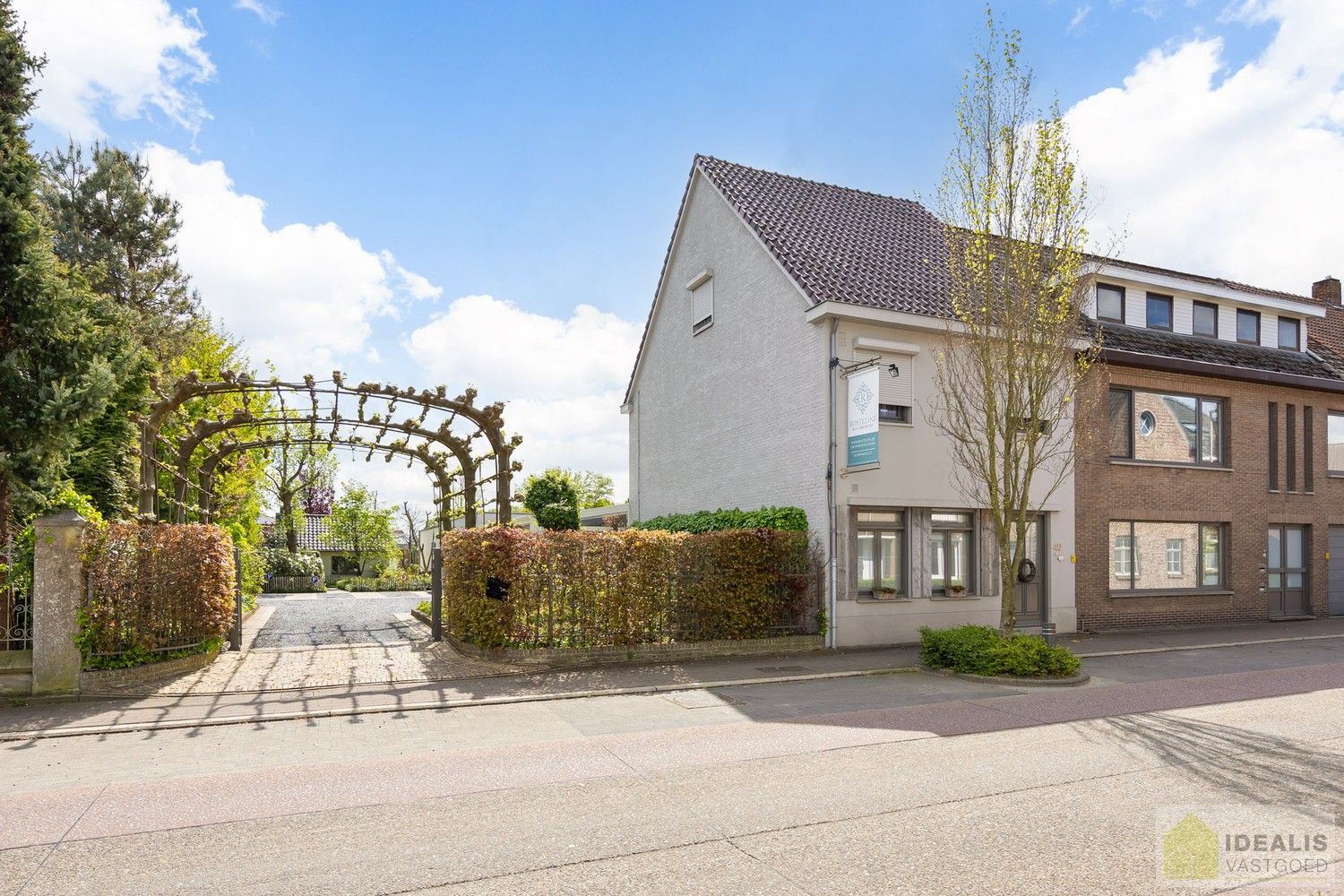 IDEALIS VASTGOED – Prachtige, stijlvolle woning mét B&B-gedeelte, van maar liefst +-315m² foto {{pictureIndex}}