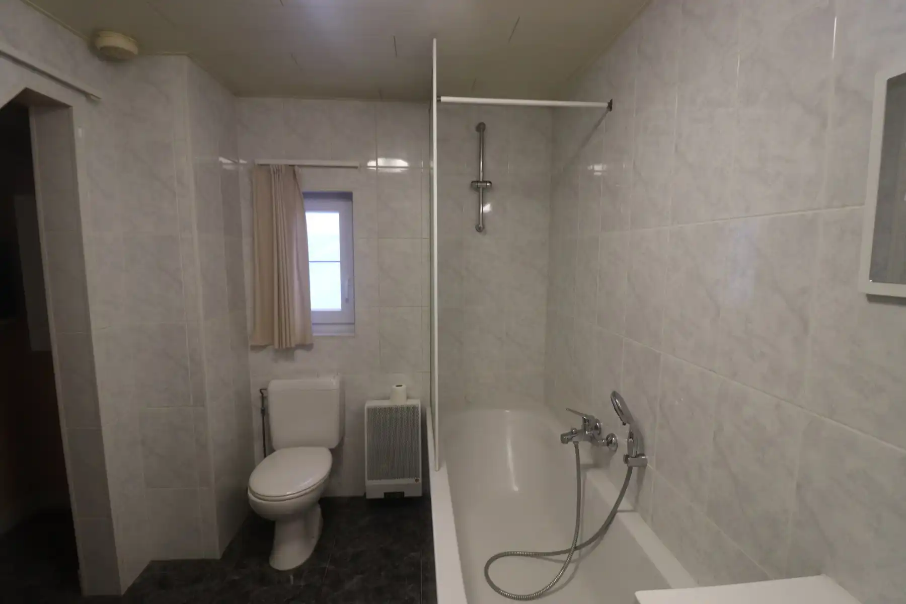 Een appartement op de 1ste verdieping met 3 slaapkamers en garage vlakbij het centrum van Beerse. foto 5