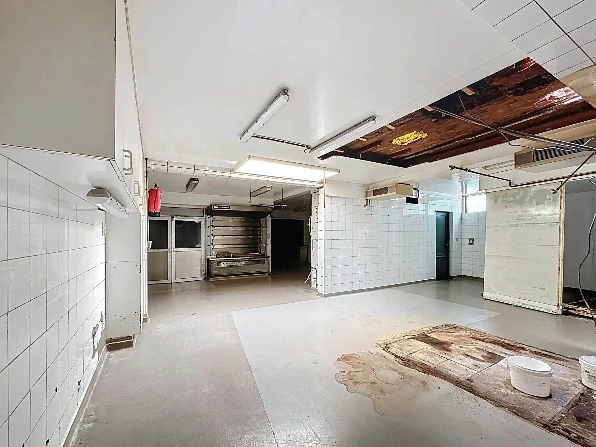 Handelspand met magazijn en bovengelegen appartement. foto 7