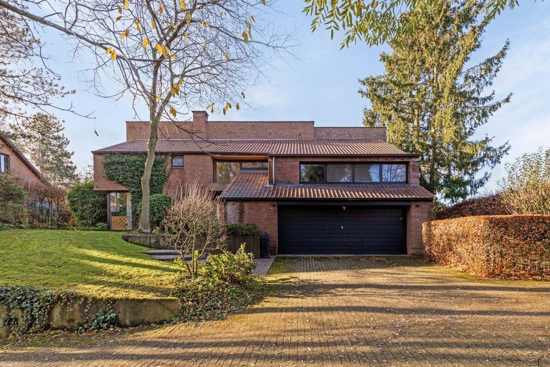 ONDER OPTIE - Ruime klassieke villa met zwembad in doodlopende straat foto 5