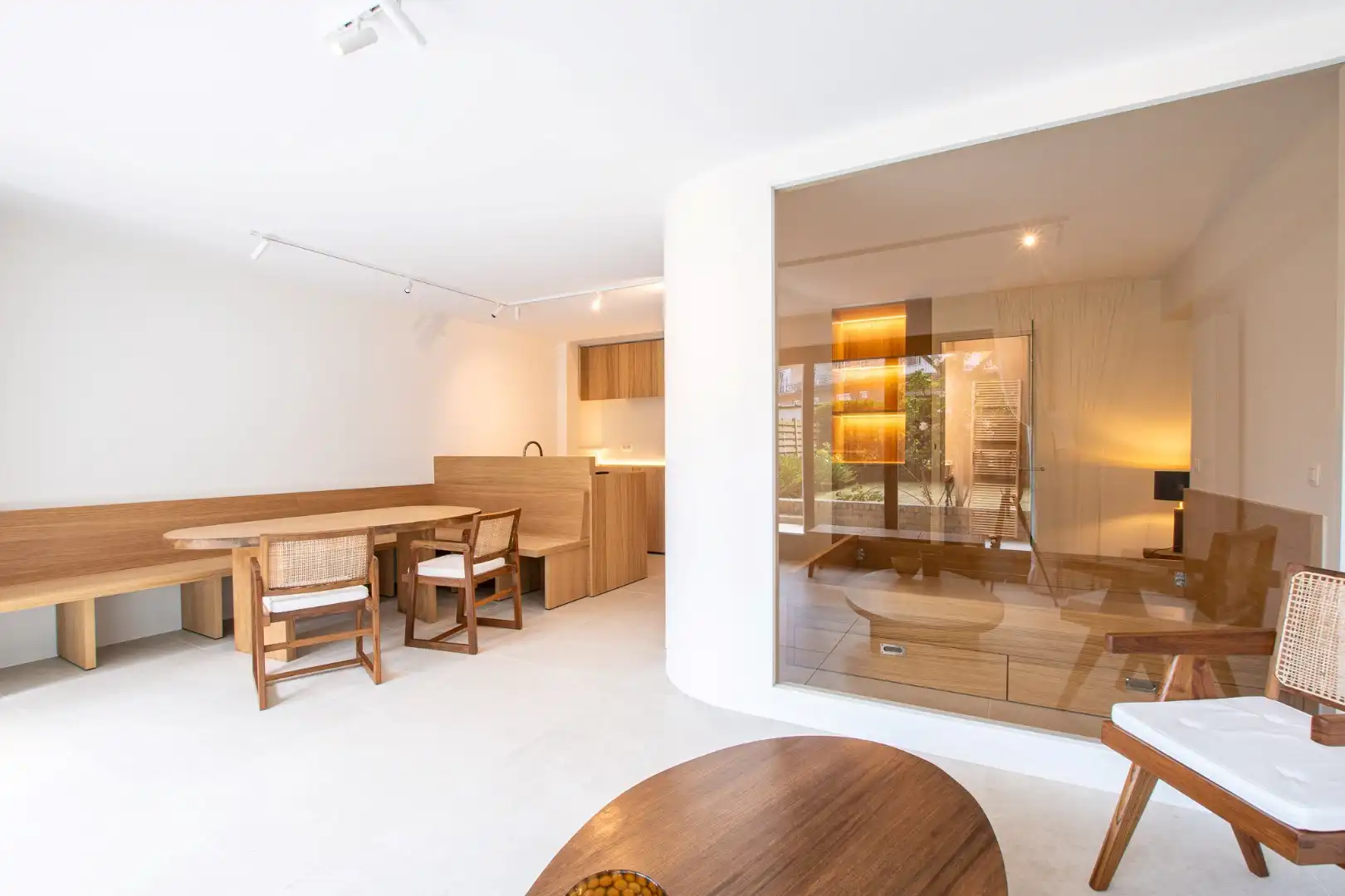 Prachtig gerenoveerd appartement op een centrale ligging met terras en tuin foto {{pictureIndex}}