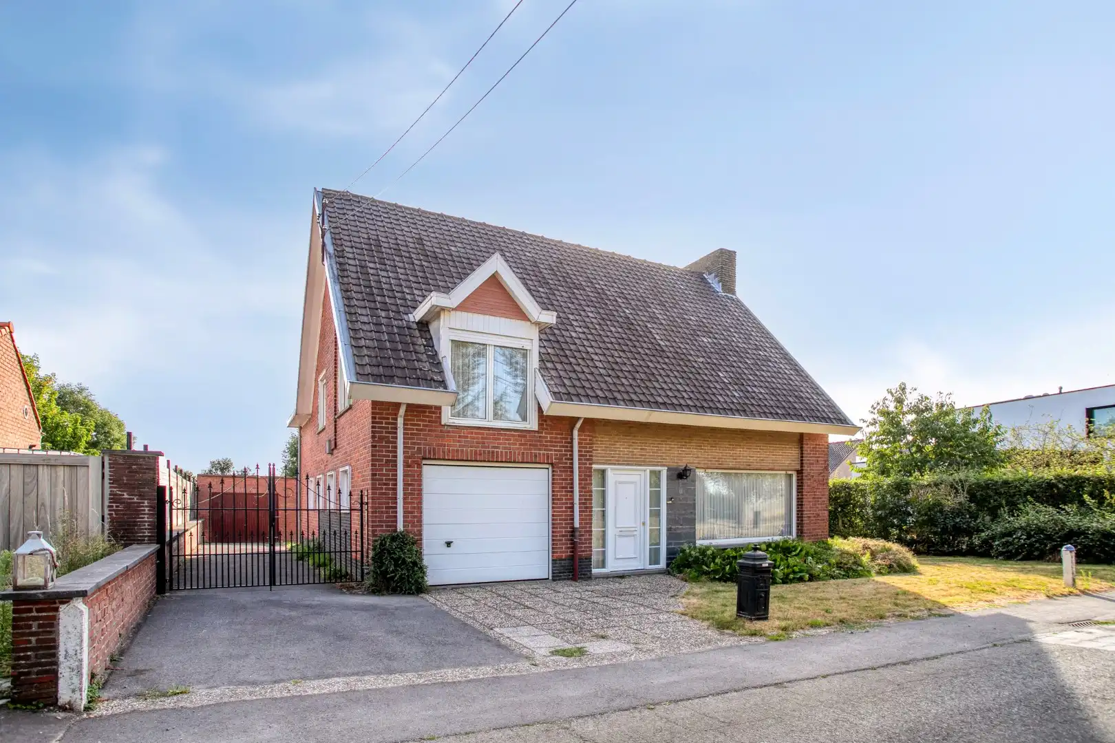 Hoofdfoto van de publicatie: Open bebouwing met 4 slaapkamers en grote garage!