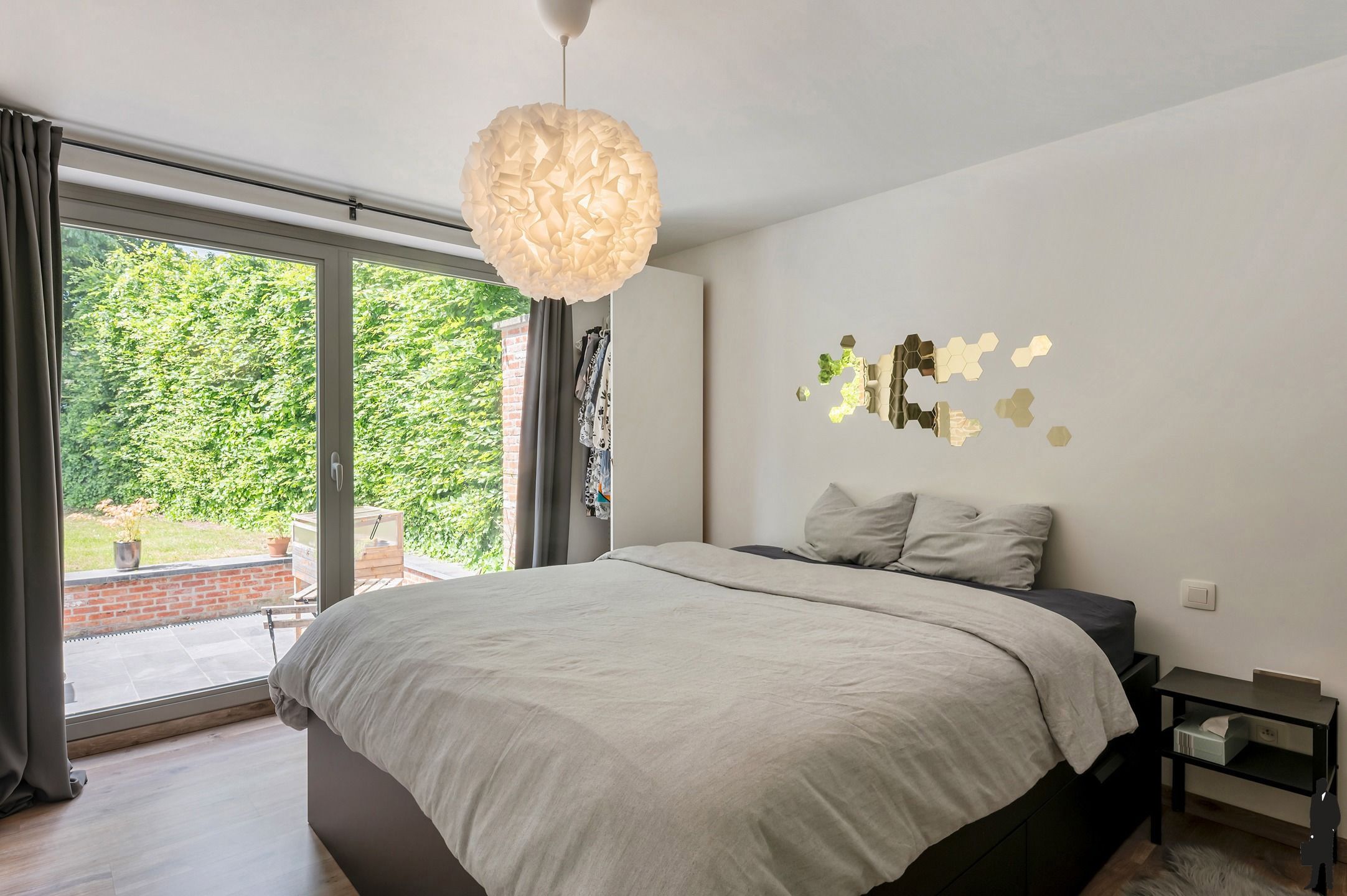 Instapklaar en energiezuinig gelijkvloers app. (91m²) met 1 slk, grote tuin met terras en ondergrondse autostaanplaats/berging. foto 7